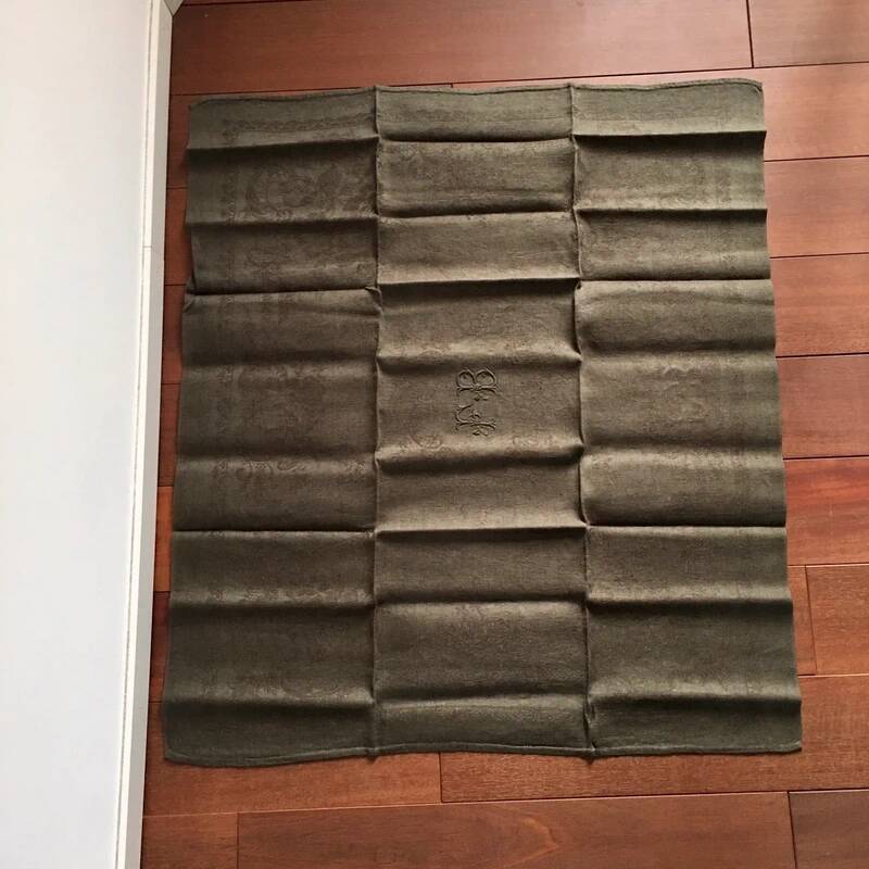 Serviette de table ancienne kaki brodée FB