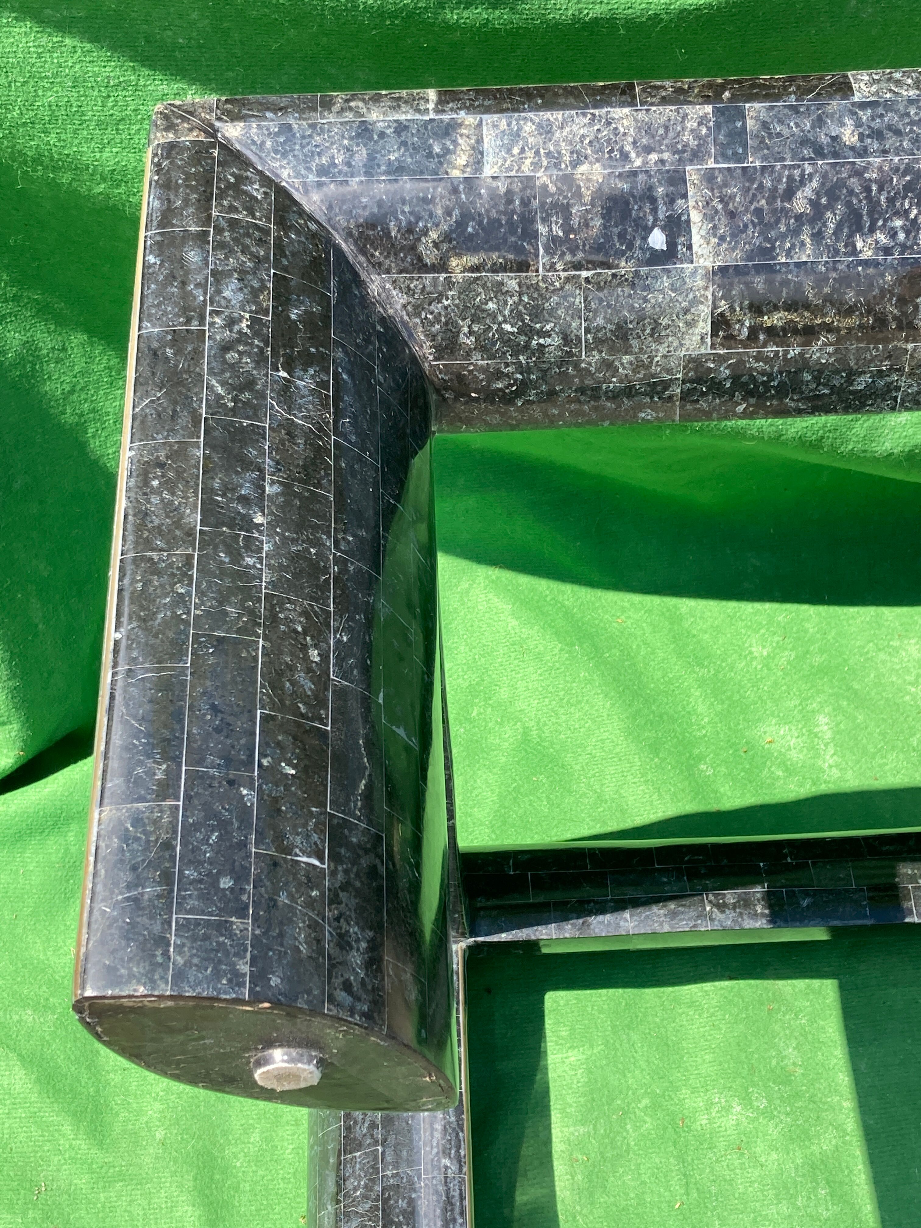 Table basse en pierre noire tesselated par Maitland Smith années 1970