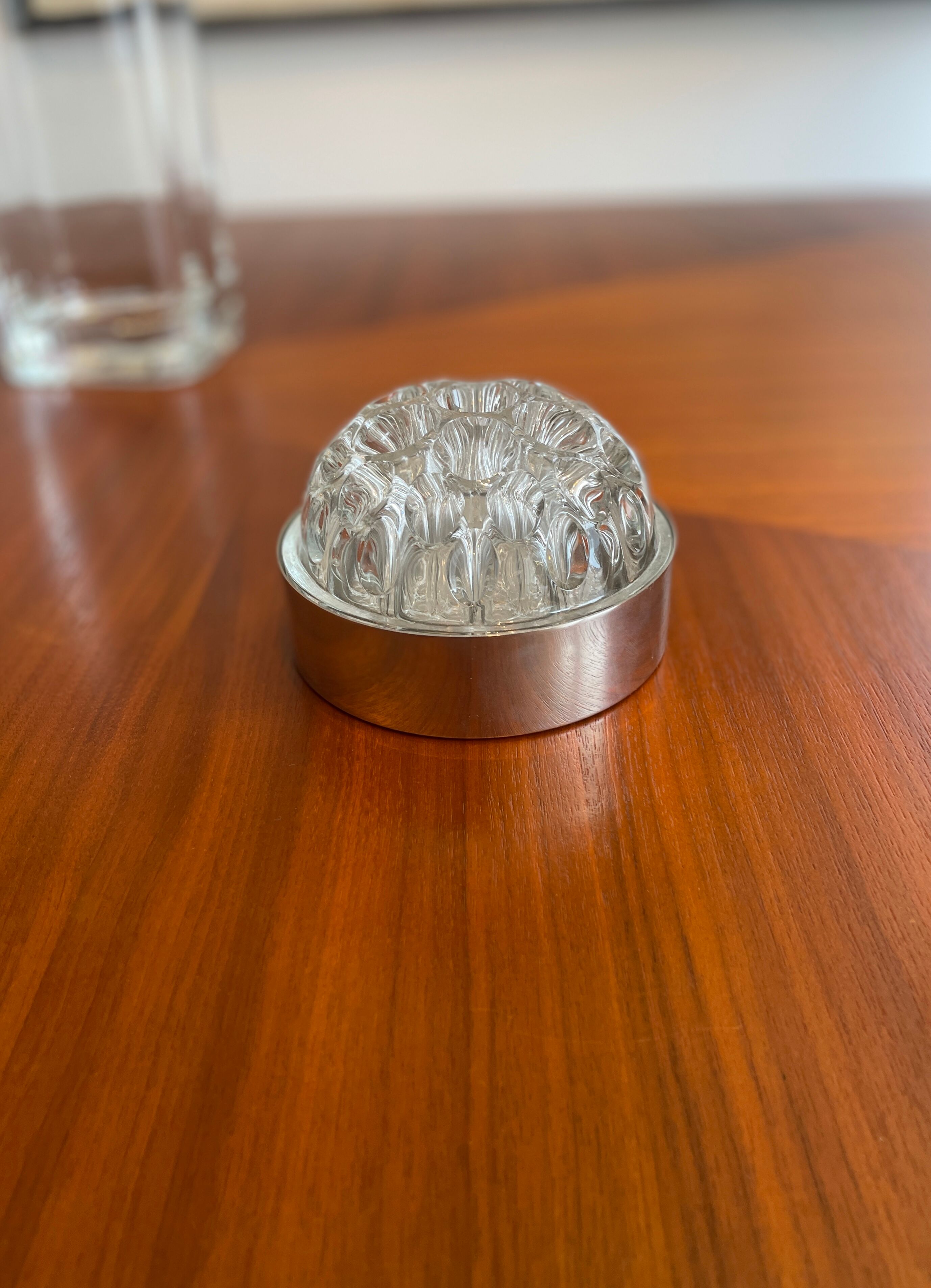 Pique fleurs en verre et aluminium