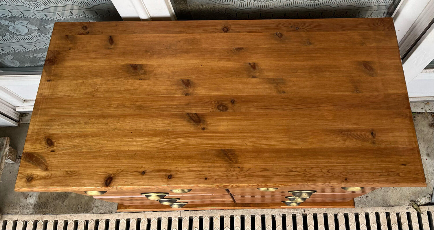 Storage cabinet with drawers