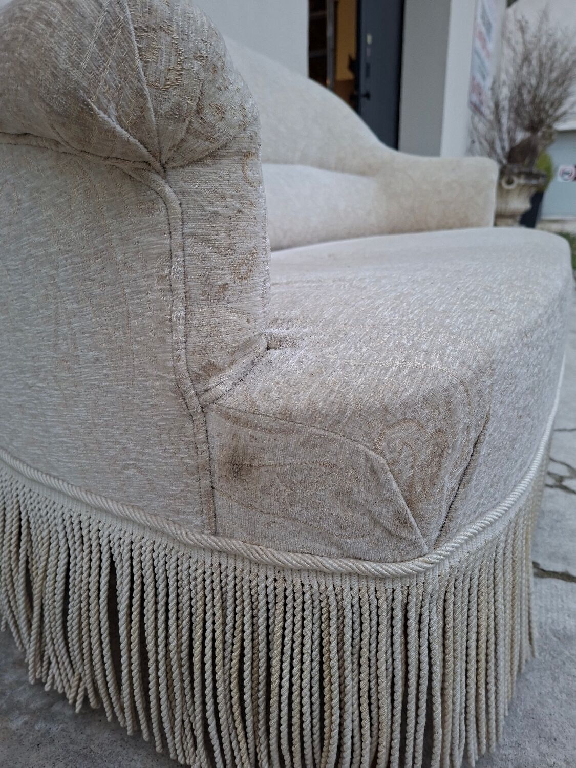 "Crapaud" bench in the richly decorated Napoleon III style.