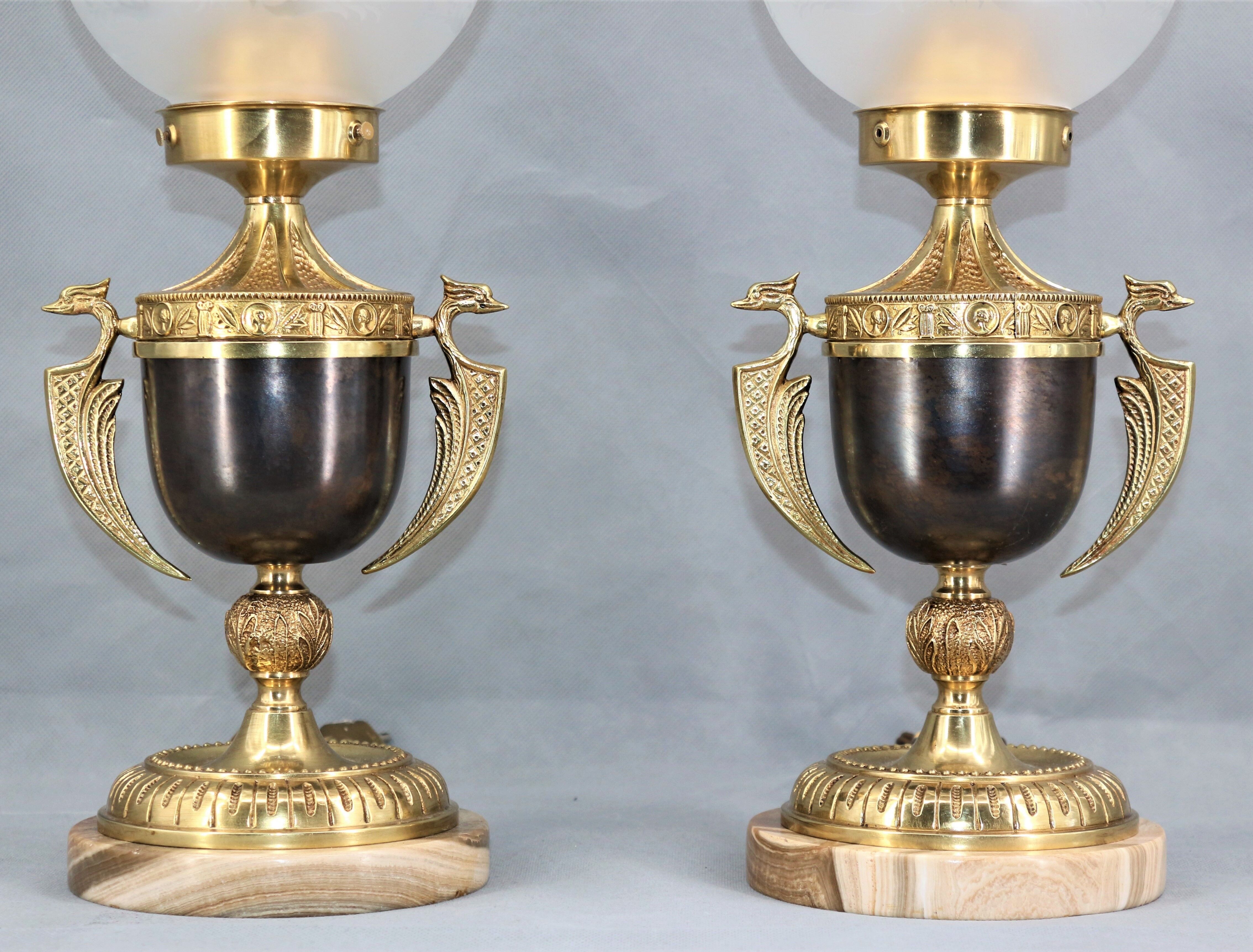 Paire de lampes en bronze doré patiné et verre renflé