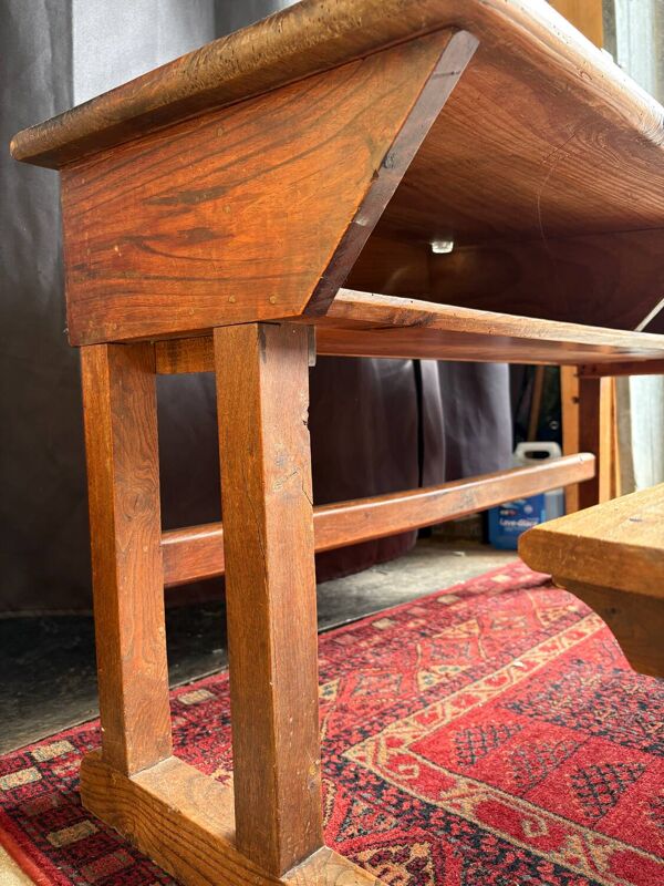 Bureau d'écolier en bois avec banc intégré, France, années 1950