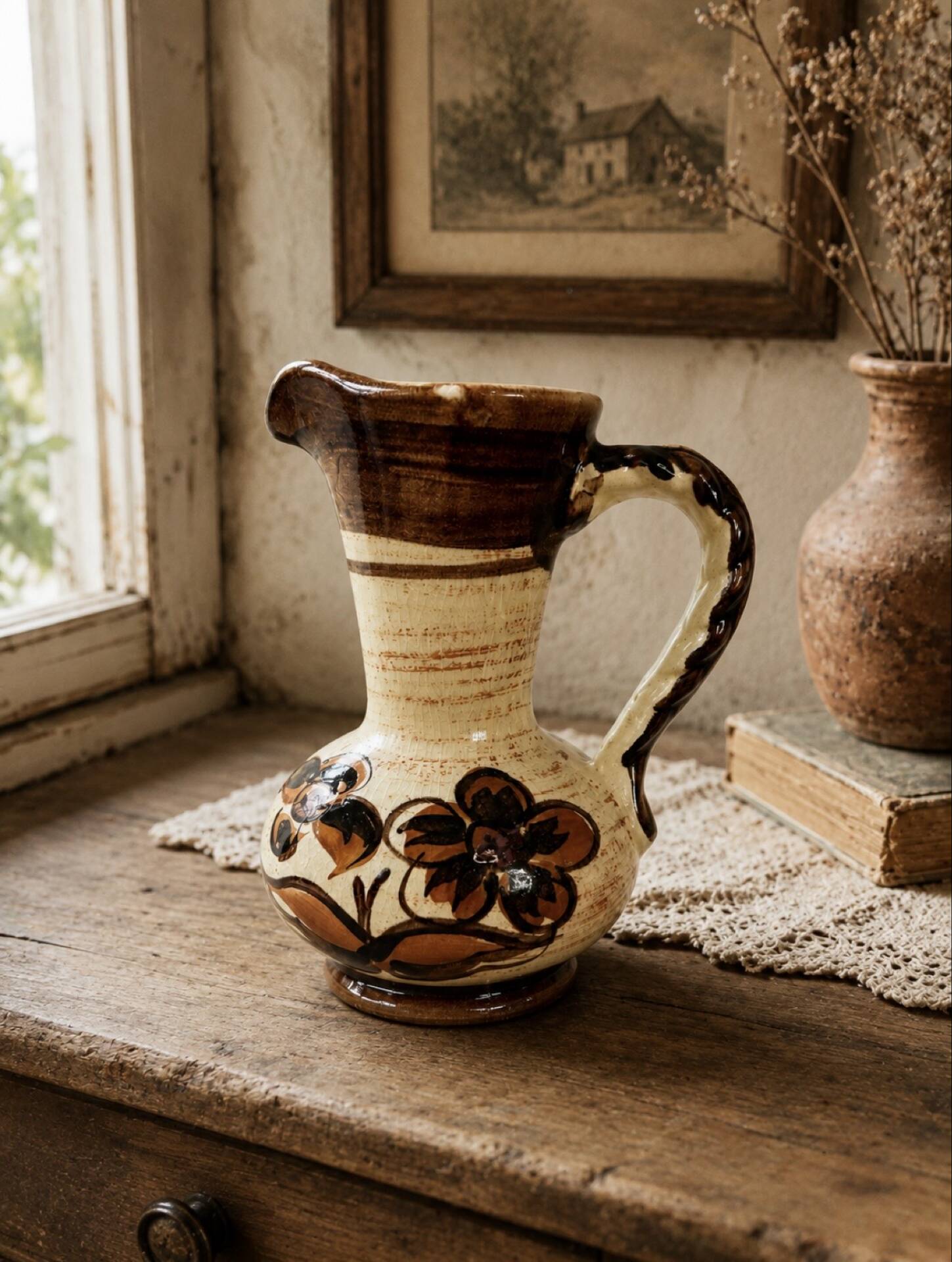 Pichet ancien en céramique émaillée – Décor floral