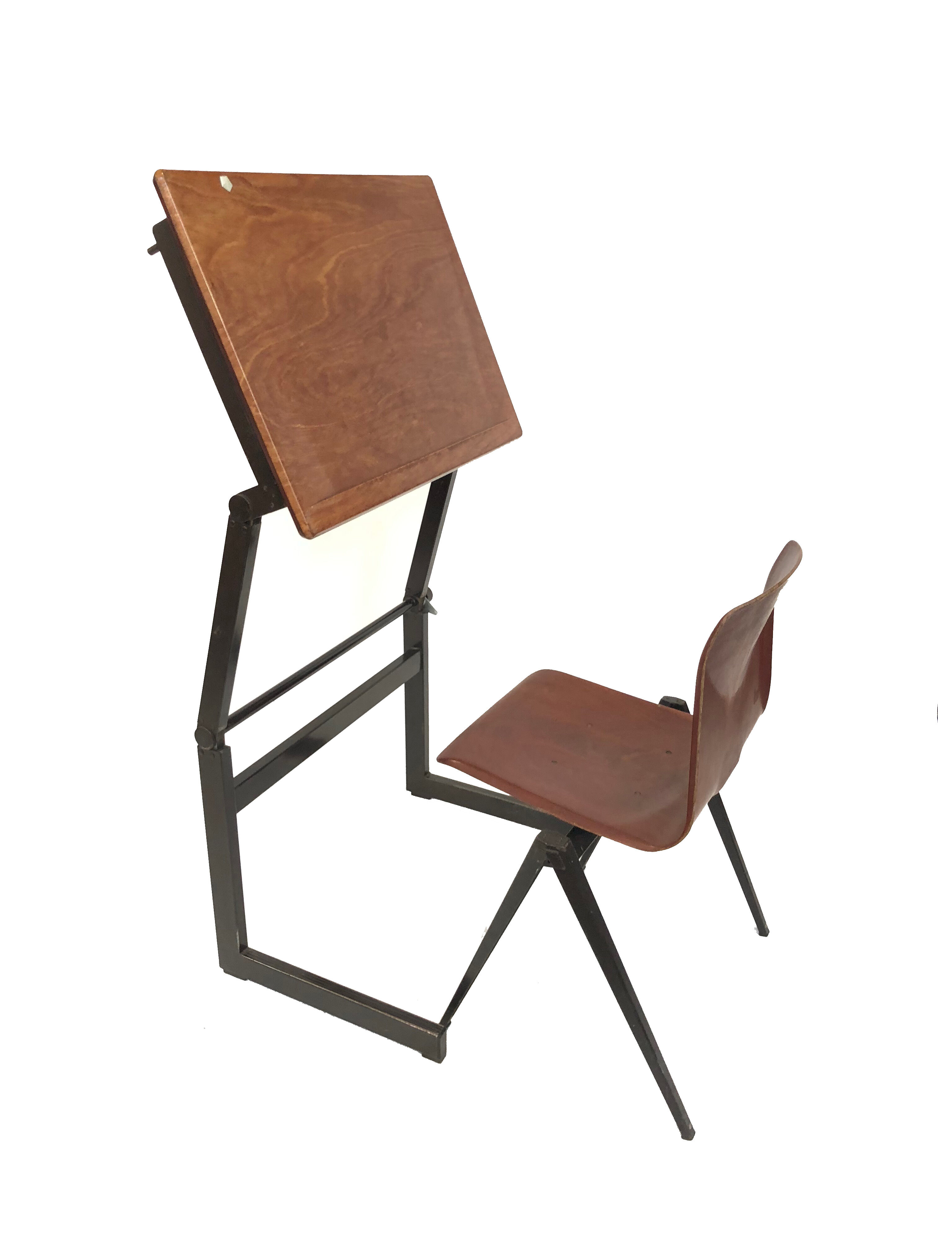 Bureau industriel des années 70 Pays-Bas Marko Galvanitas avec sa chaise