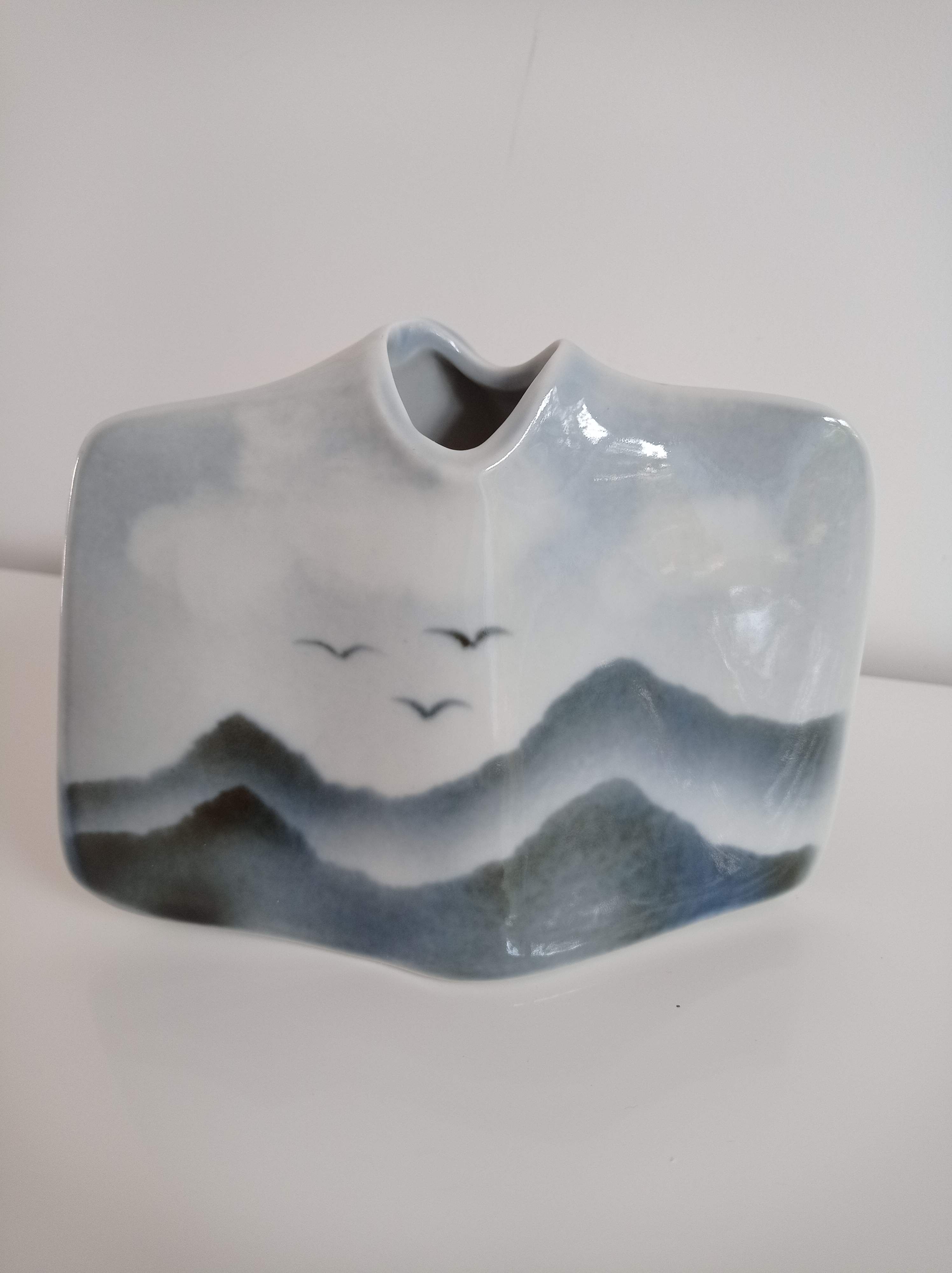 Virebent ceramic vase