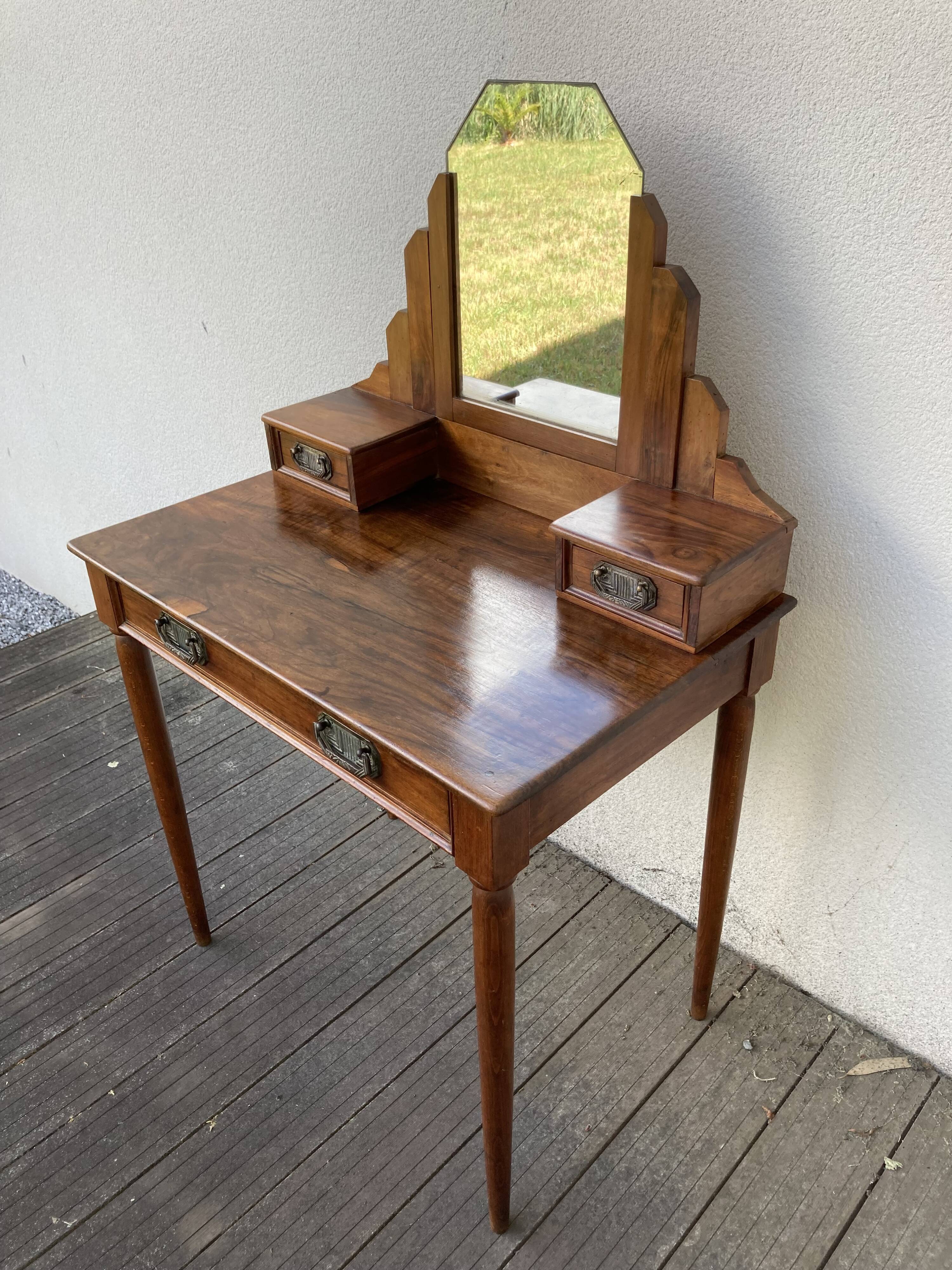 Polished 1930s walnut dressing table