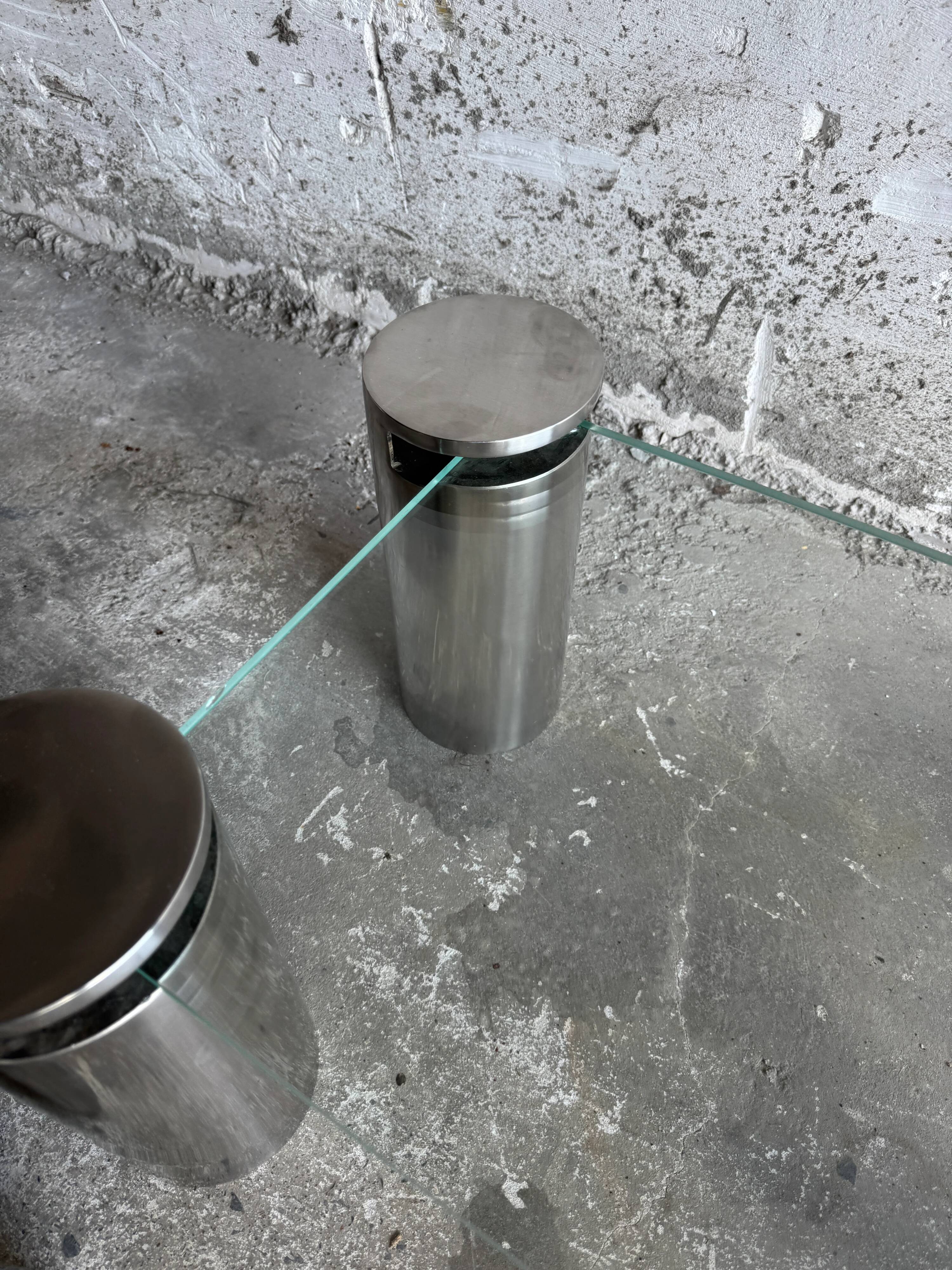 Paire de tables basses modernistes en verre transparent et acier inoxydable brossé, avec pieds cylindriques
