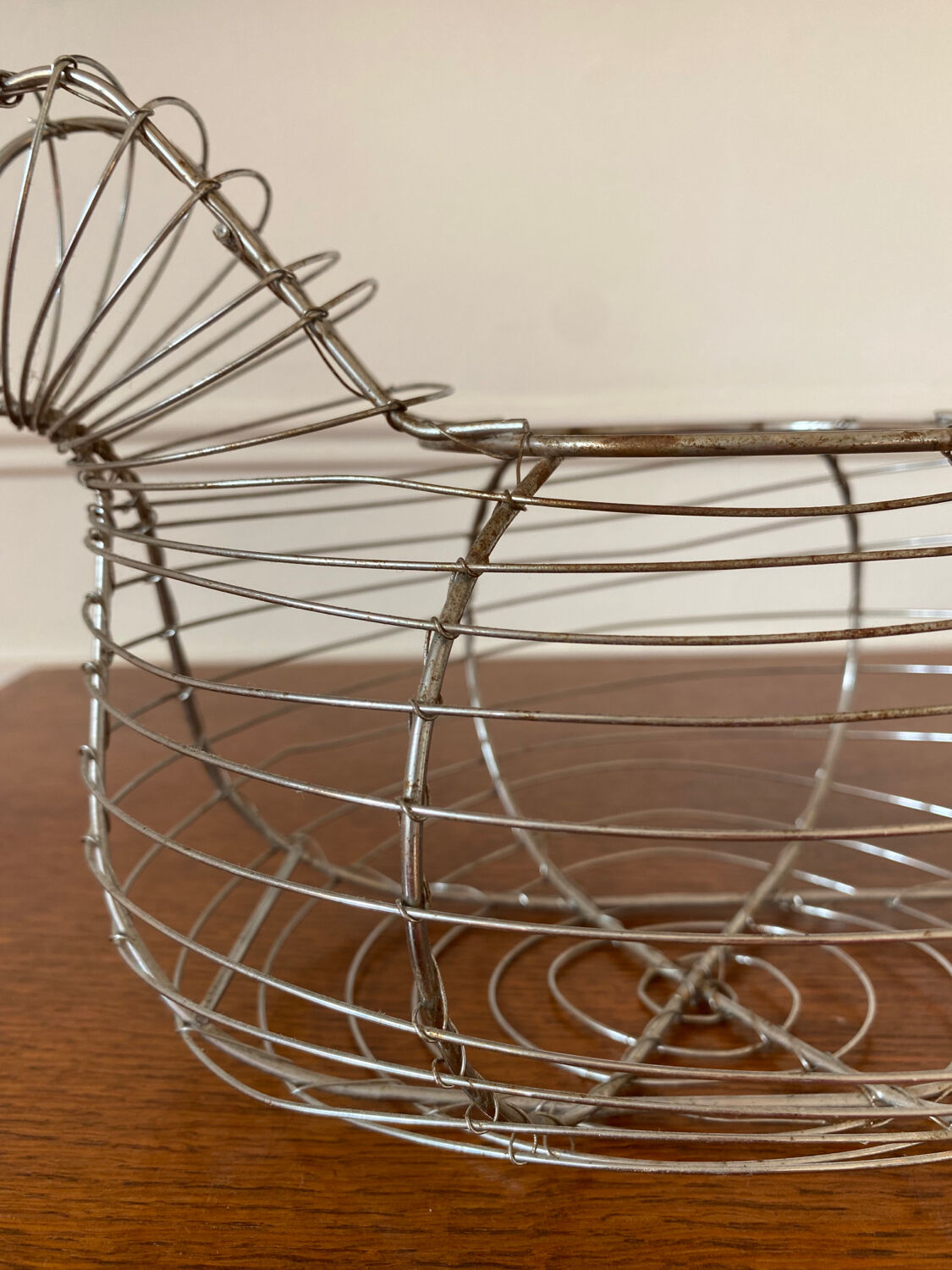 Chicken-shaped egg basket made of metal