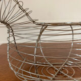 Chicken-shaped egg basket made of metal