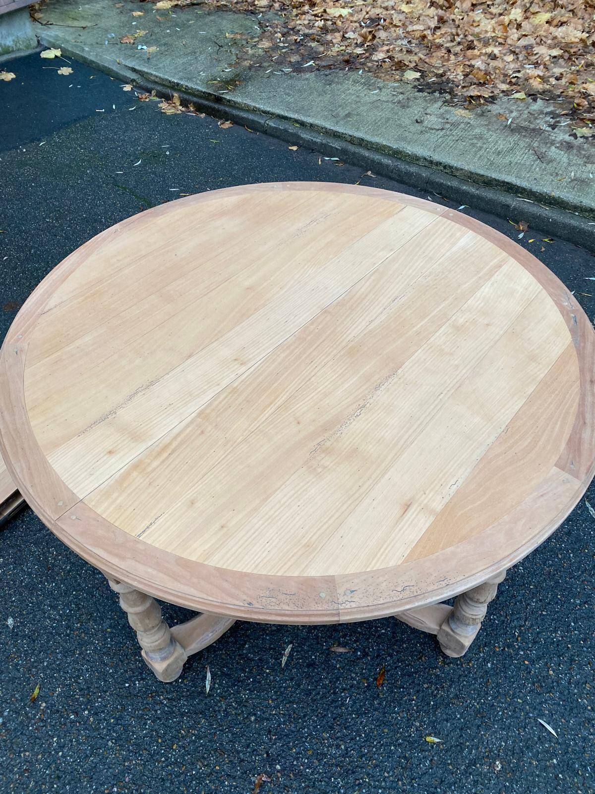 Extendable round farmhouse dining table restored in solid oak from the 19th century