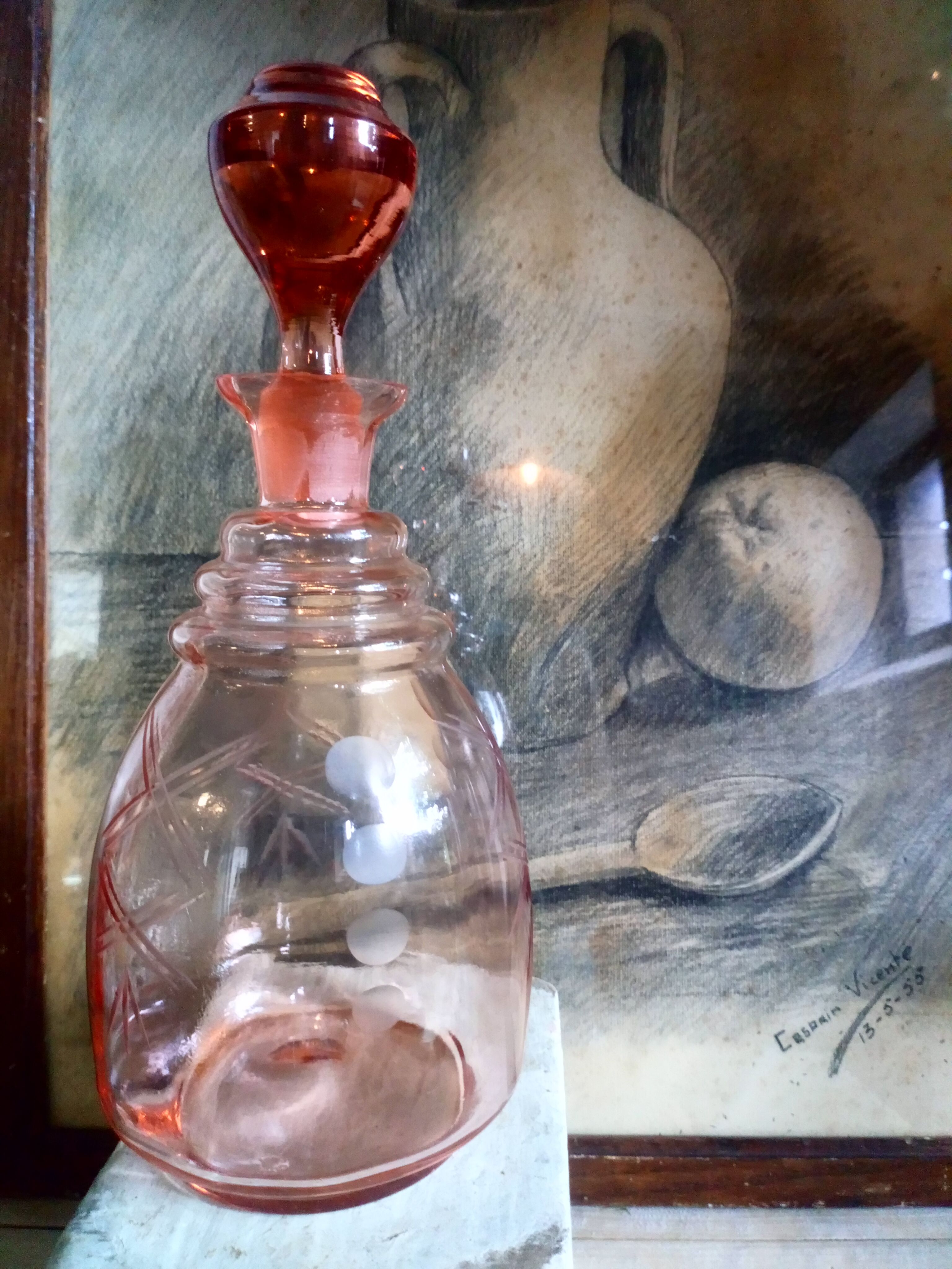 Carafe en verre gravé rose