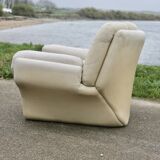 Paire de fauteuils "space age" en cuir. Couleur "crème". Circa 1970.