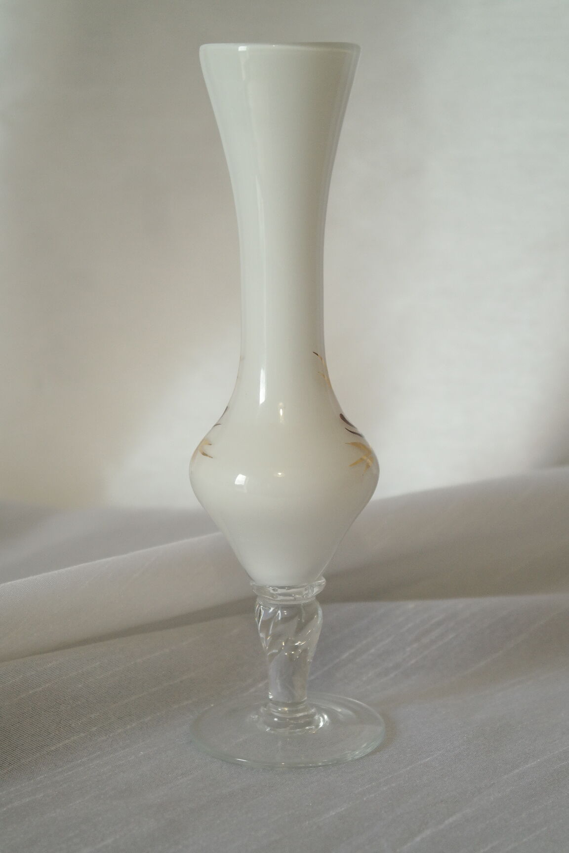 Soliflore en opaline blanche fleuri vintage
