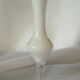 Soliflore en opaline blanche fleuri vintage