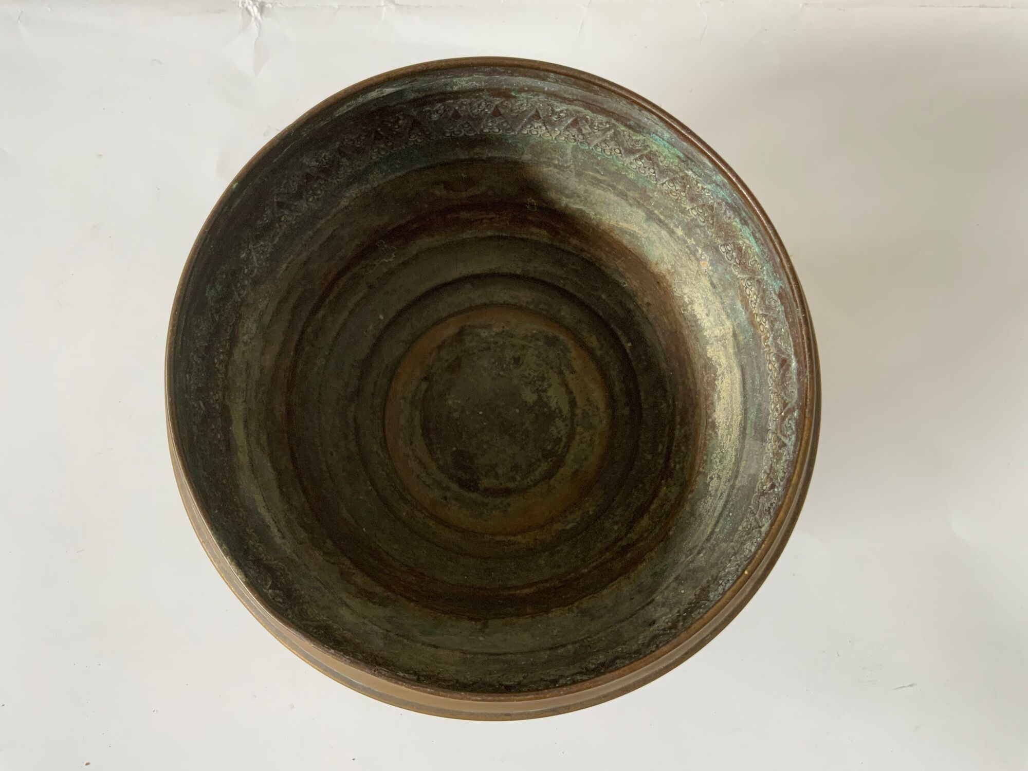 Cache pot en laiton vintage quelsques traces du temps - forme boule - beaucoup de charme