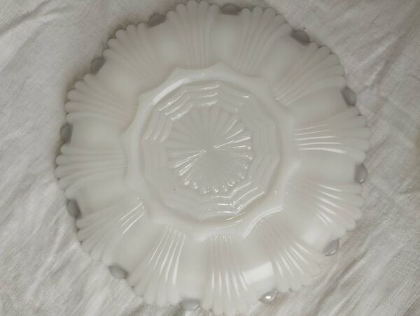 Plat à œufs ancien – Opaline blanche – Bord doré – Fin XIXe / début XXe