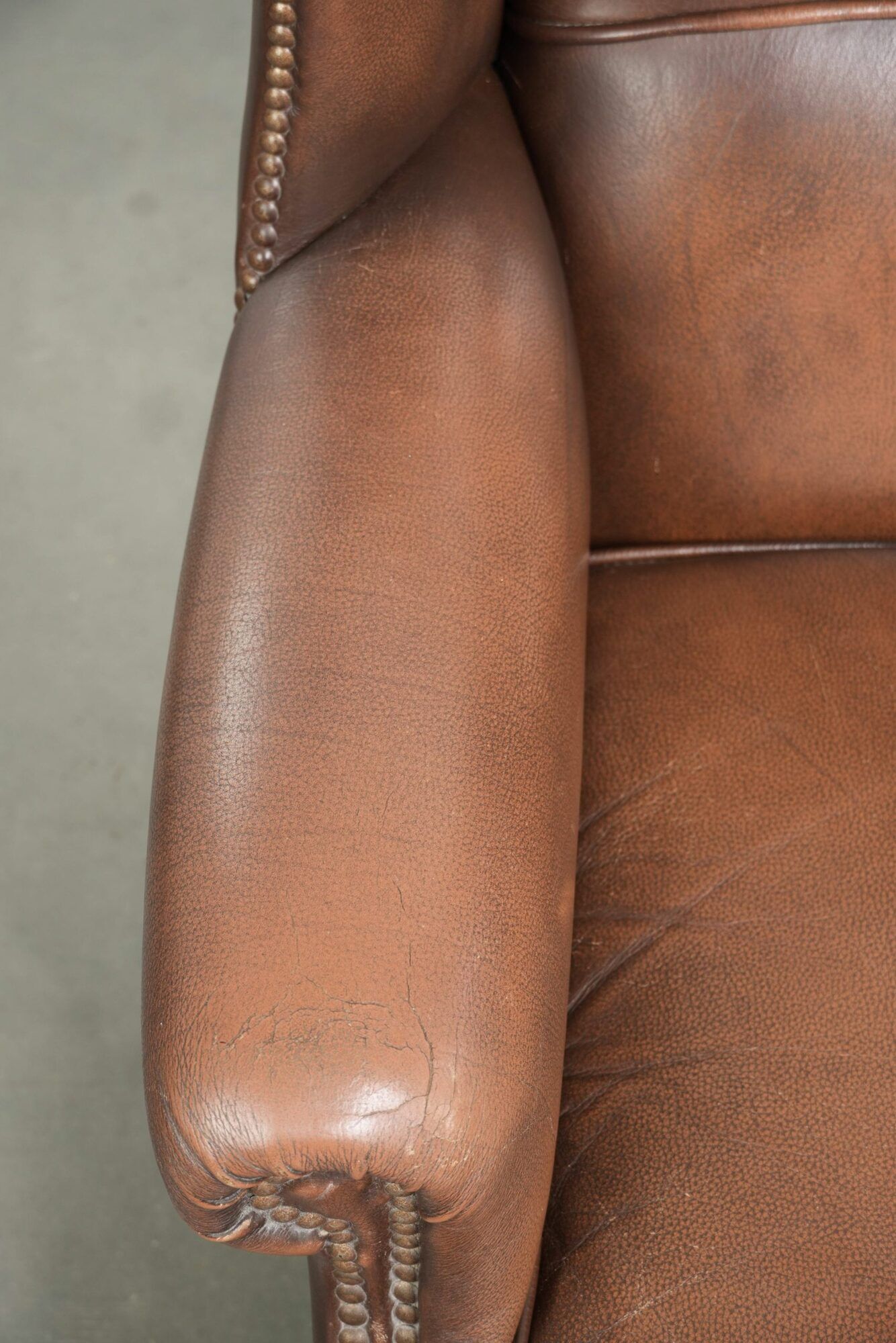 Set of 2 cow leather wingback armchairs in English style