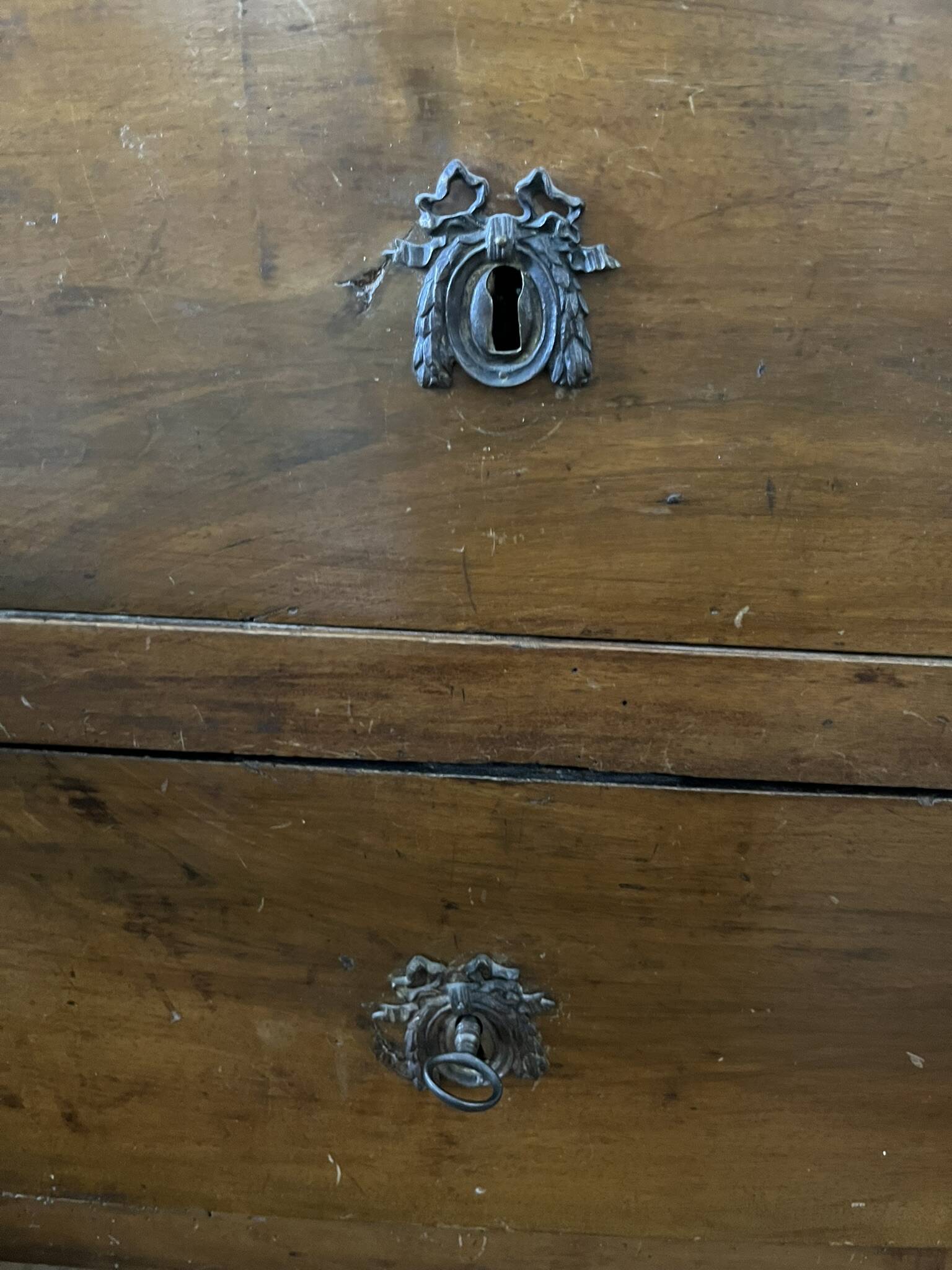 Table de chevet en bois massif d’origine fin du XVIIIe siècle (1780-1800)