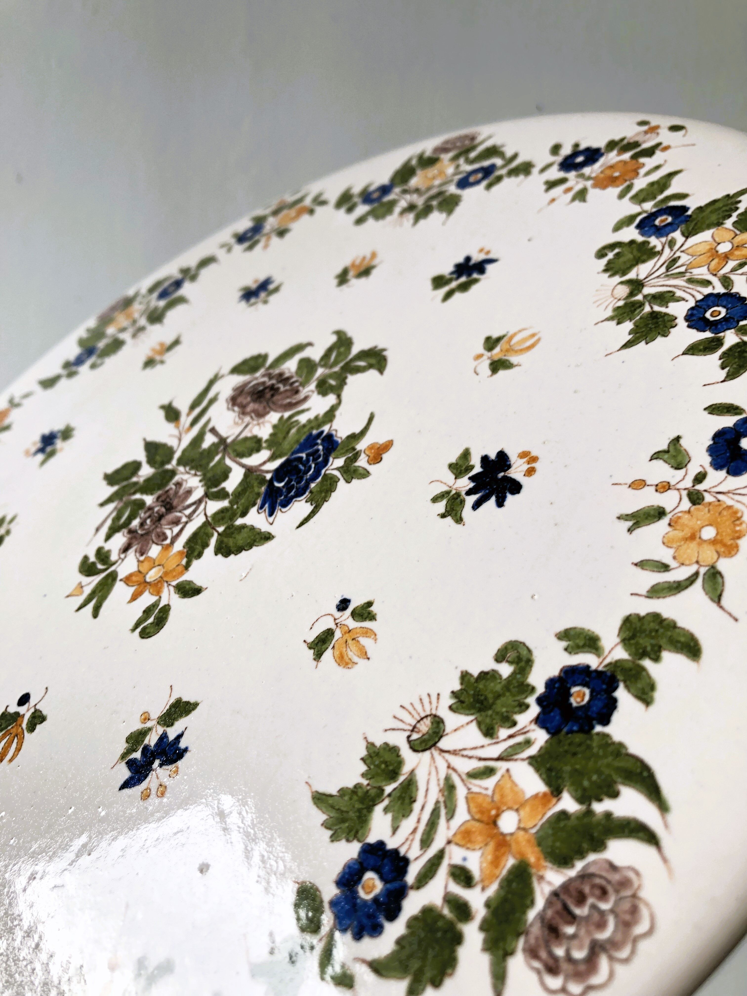 Presentation dish, ceramic pie dish with floral motifs. Very good retro vintage condition