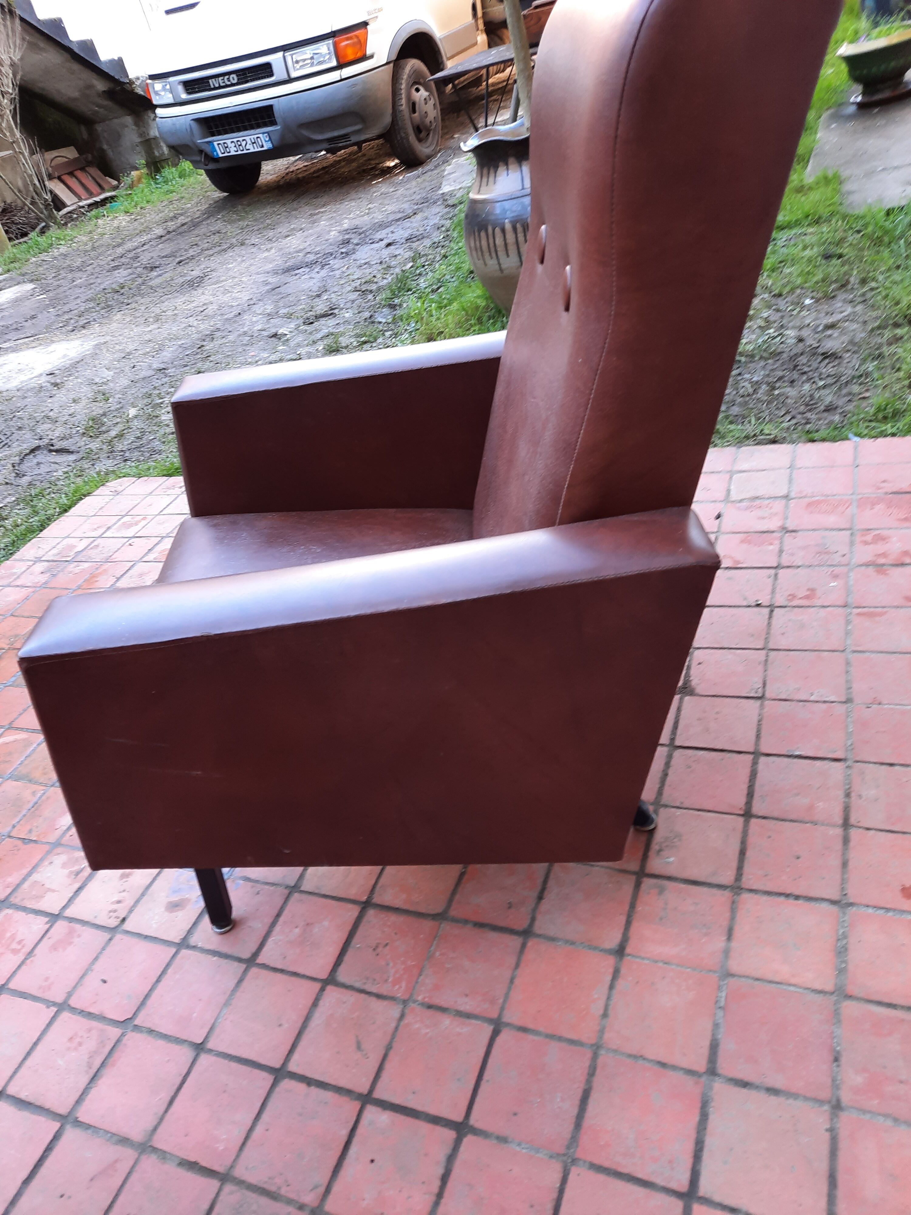 Paire de fauteuils en skaï année 50