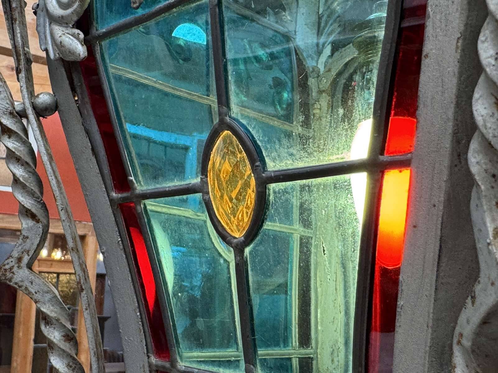 Lanterne en fer forgé et vitraux début XXème