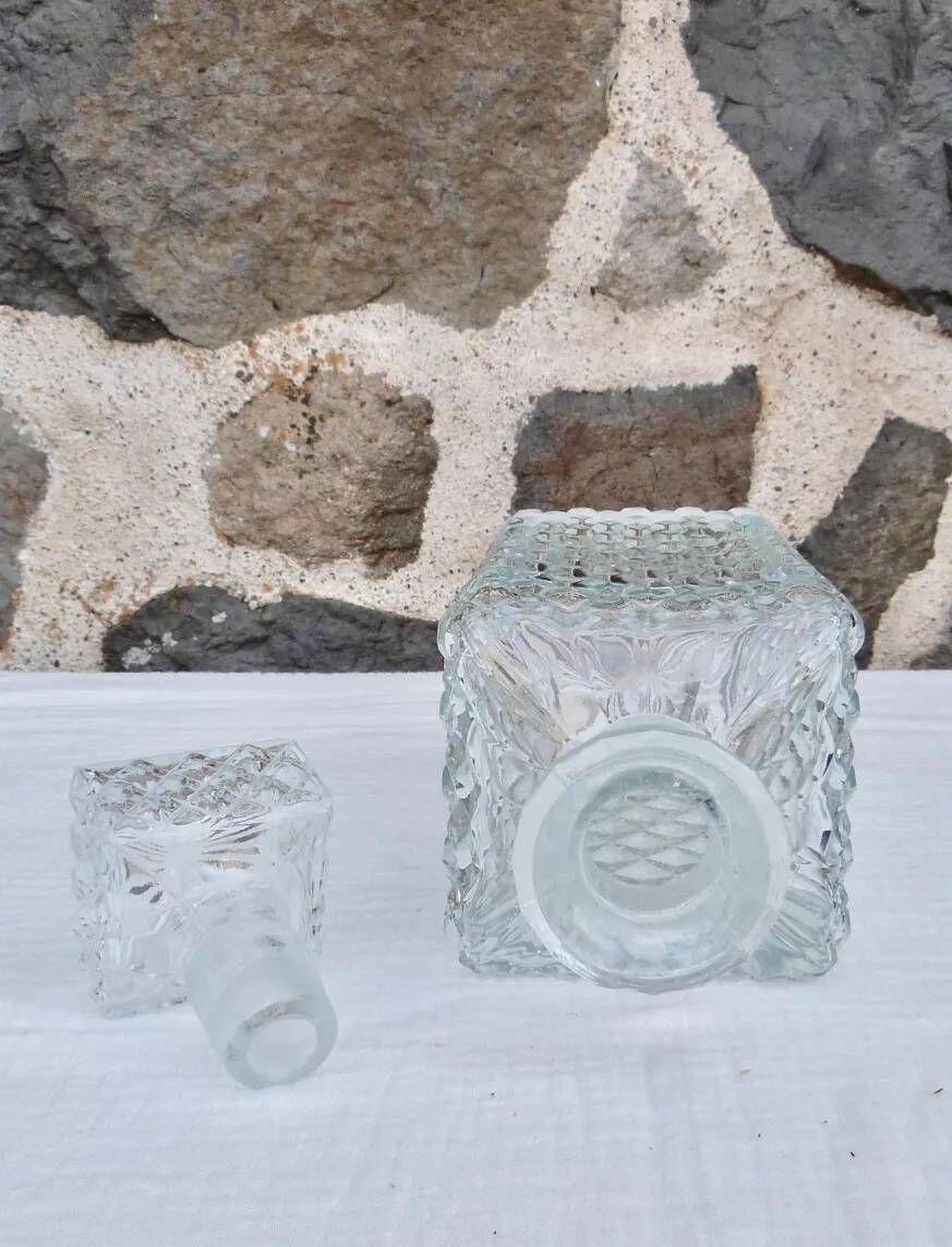 Glass whiskey decanter