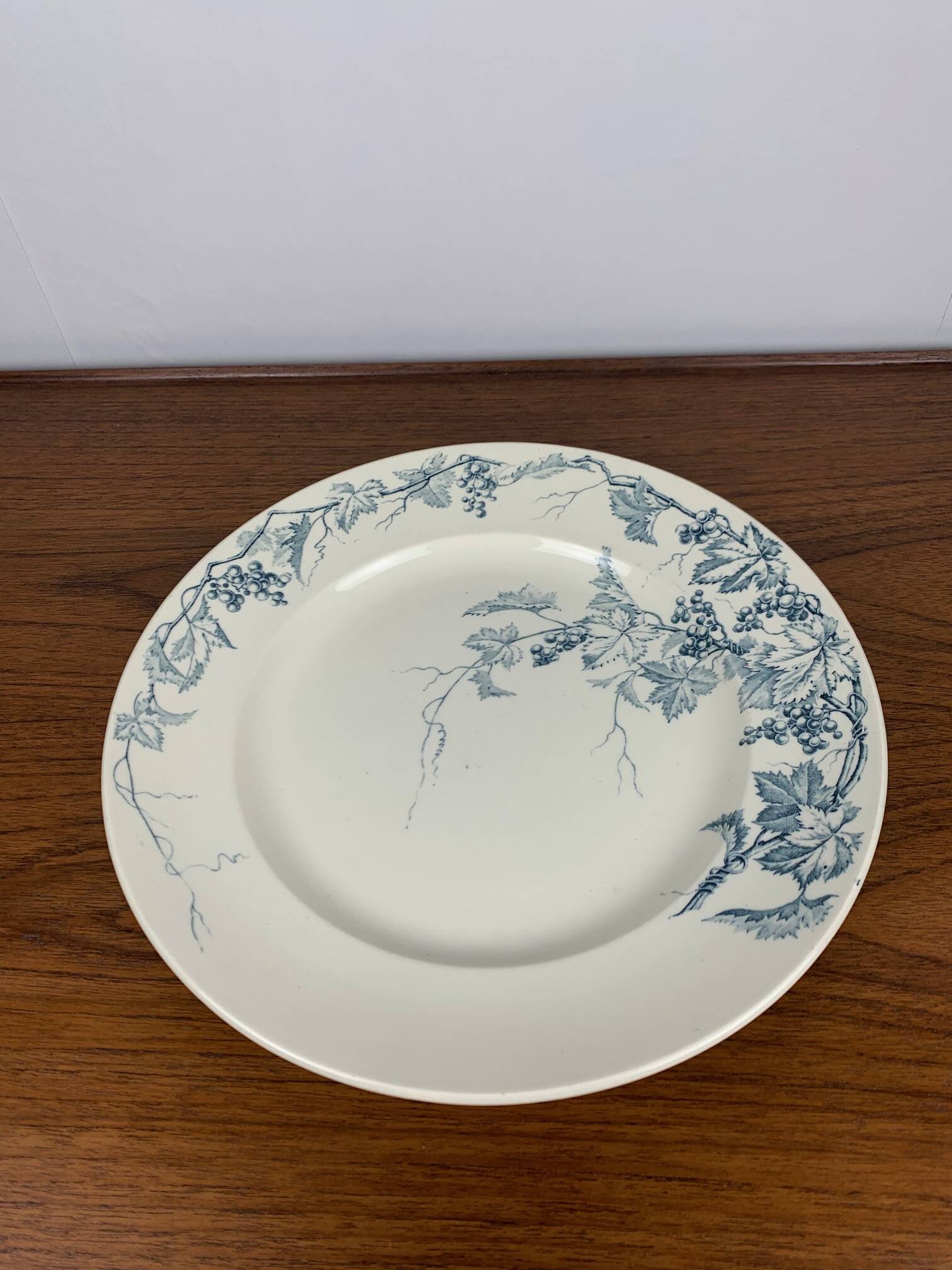 Large round iron earth dish "Pampre" model, JR