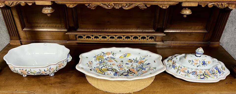 Soupière sur son plat en faïence de Desvres décor Rouen par Géo Martel