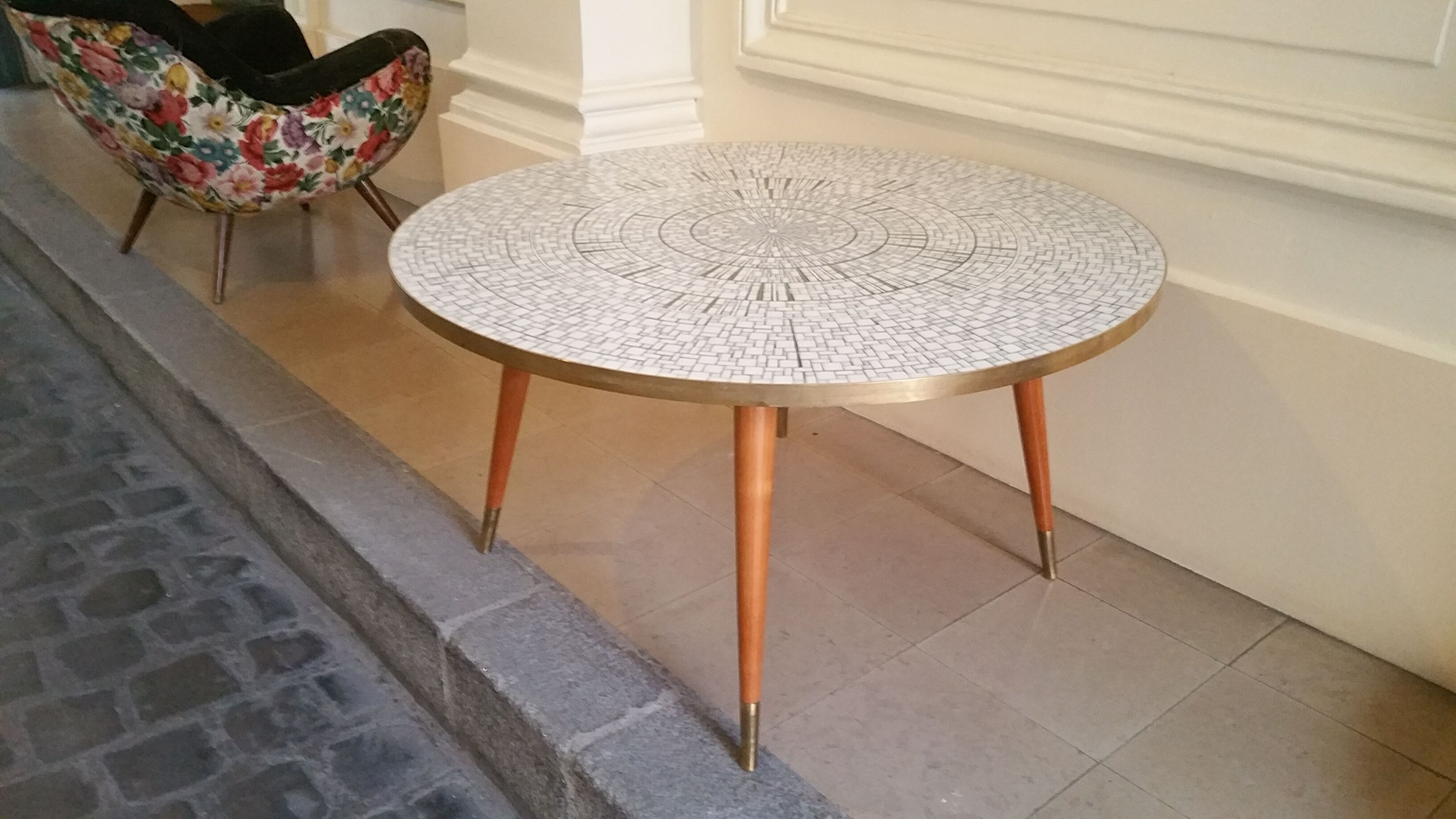 Table basse scandinave des années 50/60 mosaïque laiton