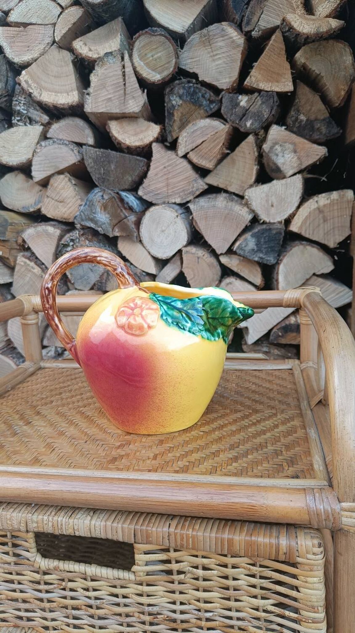 Jug in slipware apple