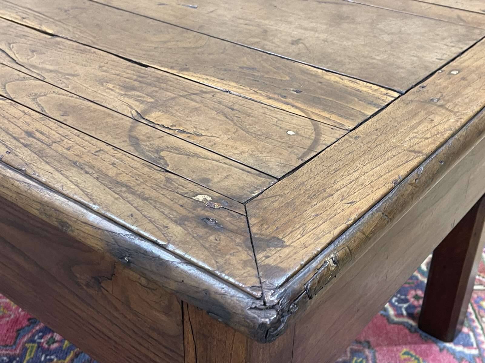 Table basse en chêne du 19ème avec un grand tiroir