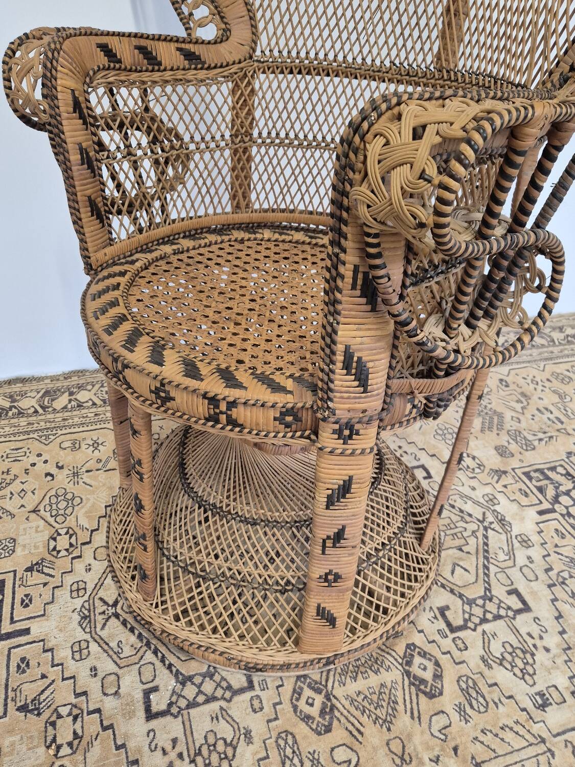 Fauteuil Emmanuelle "Peacock" vintage en rotin