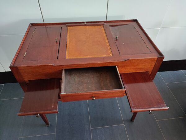 Coiffeuse avec miroir et revêtement cuir