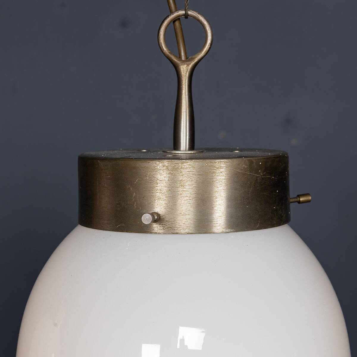 Paire de suspensions en opaline "Delta" italienne des années 1960 par Sergio Mazza.