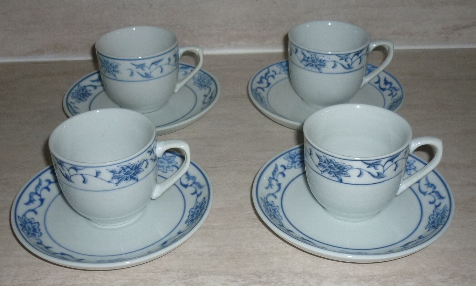 4 cups and sub-cups ceramic white and blue
