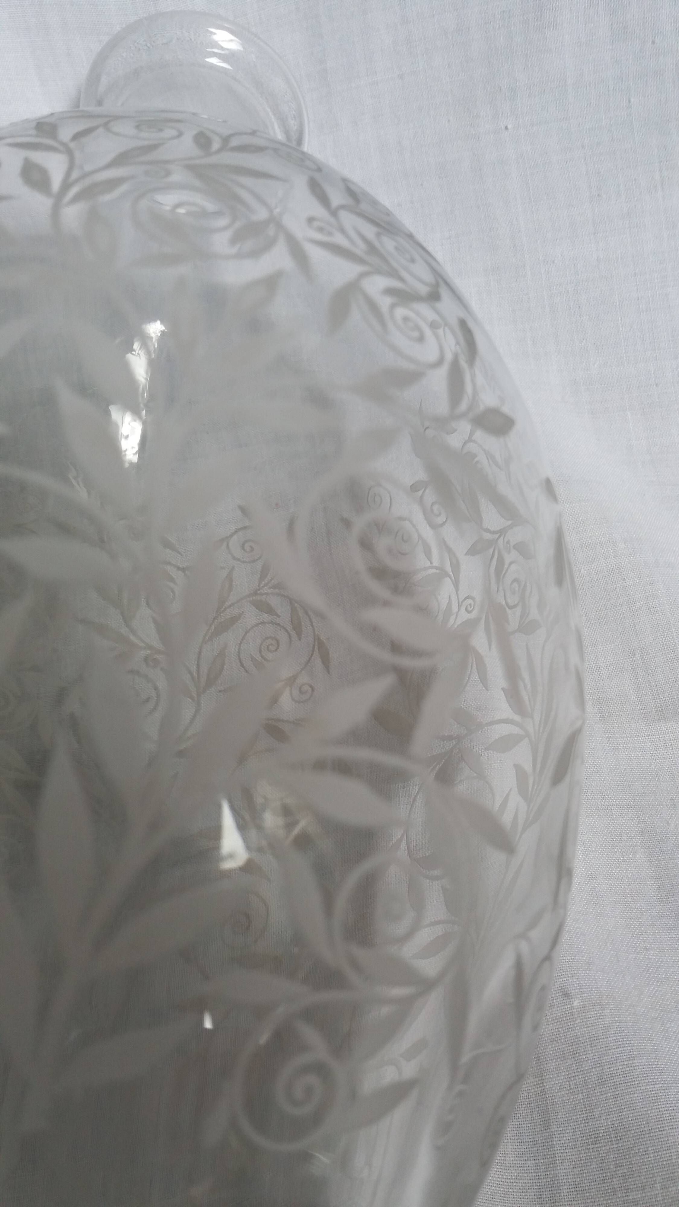 Carafe bottle with a stopper, engraved patterns, Baccarat, Golfe Juan