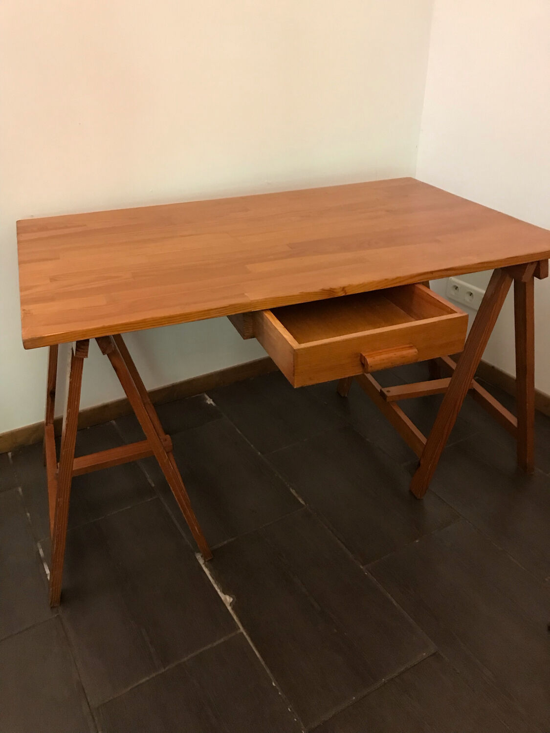 Bureau en bois sur tréteaux 1960