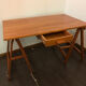 Bureau en bois sur tréteaux 1960