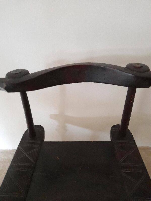 Chaise basse africaine en bois exotique
