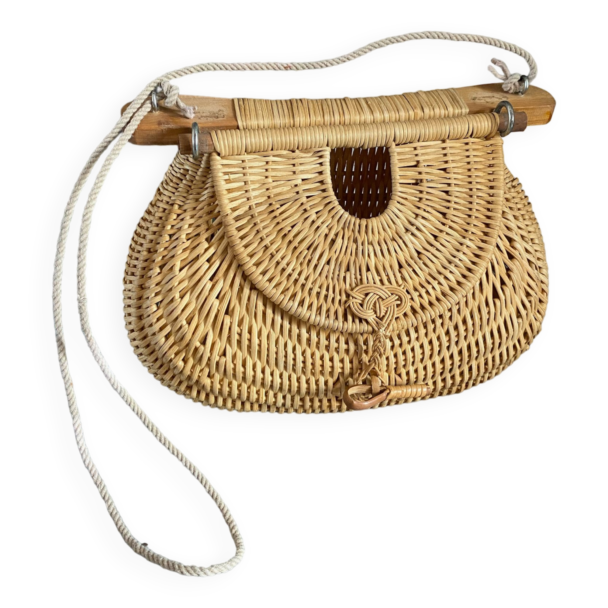 Fishing basket on foot