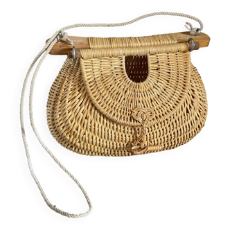 Fishing basket on foot