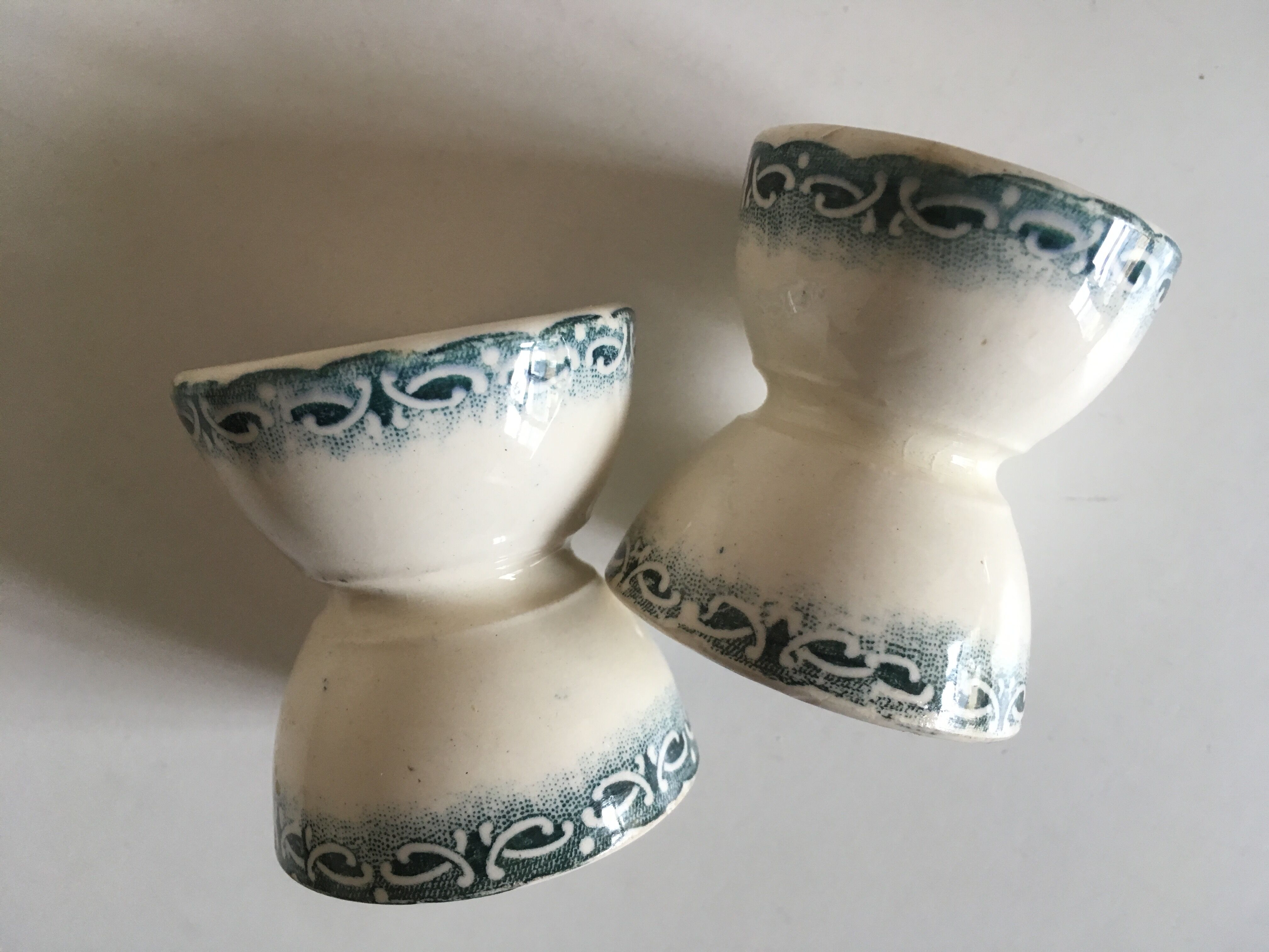 Paire de de coquetiers en faience terre de fer 1900