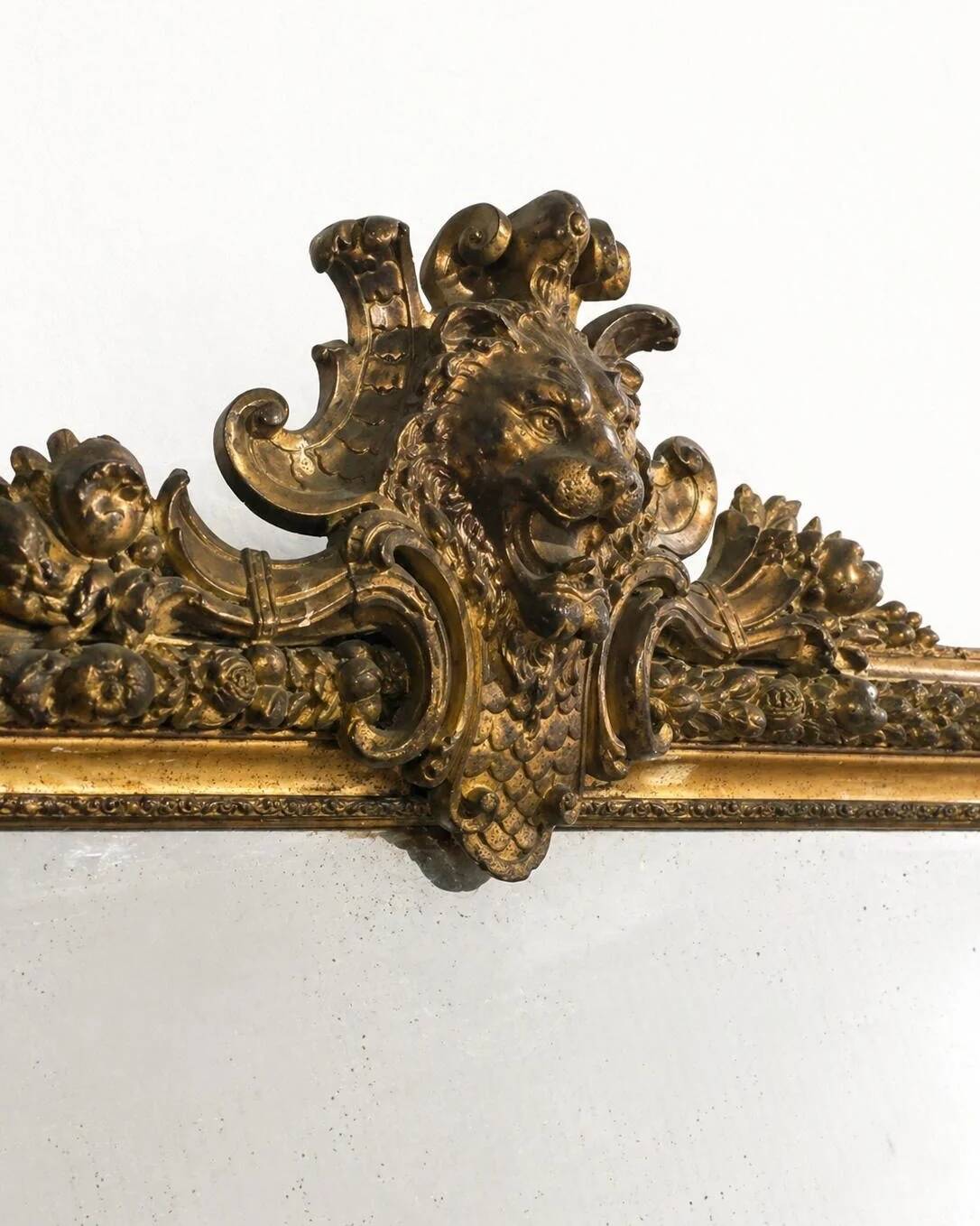 Miroir à fronton au lion — France, XIXe siècle