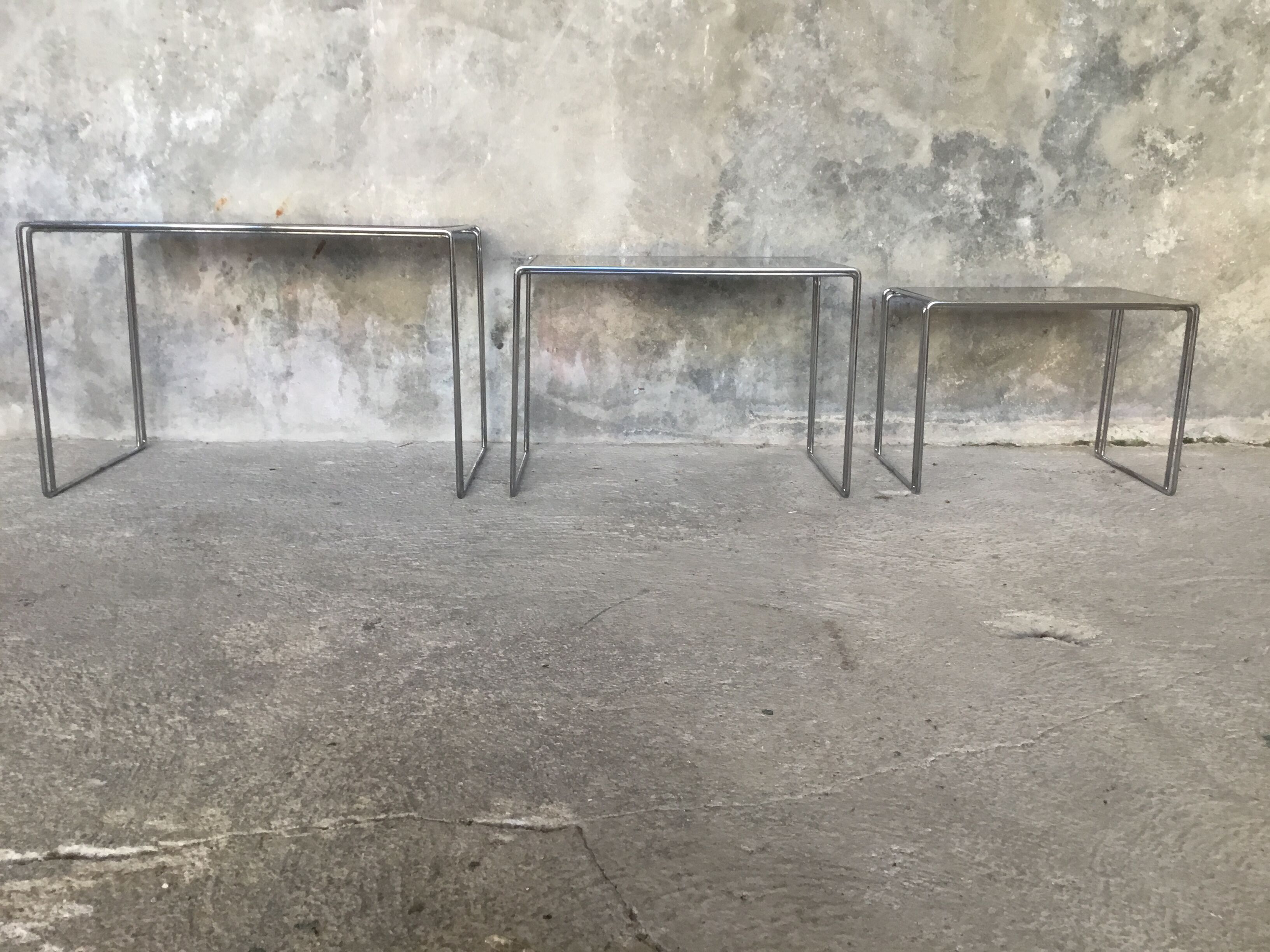 Suite of 3 space-age nesting tables stainless steel and glass - design 1970