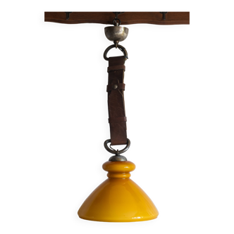 Suspension opaline jaune miel années 1970 accroche cuir