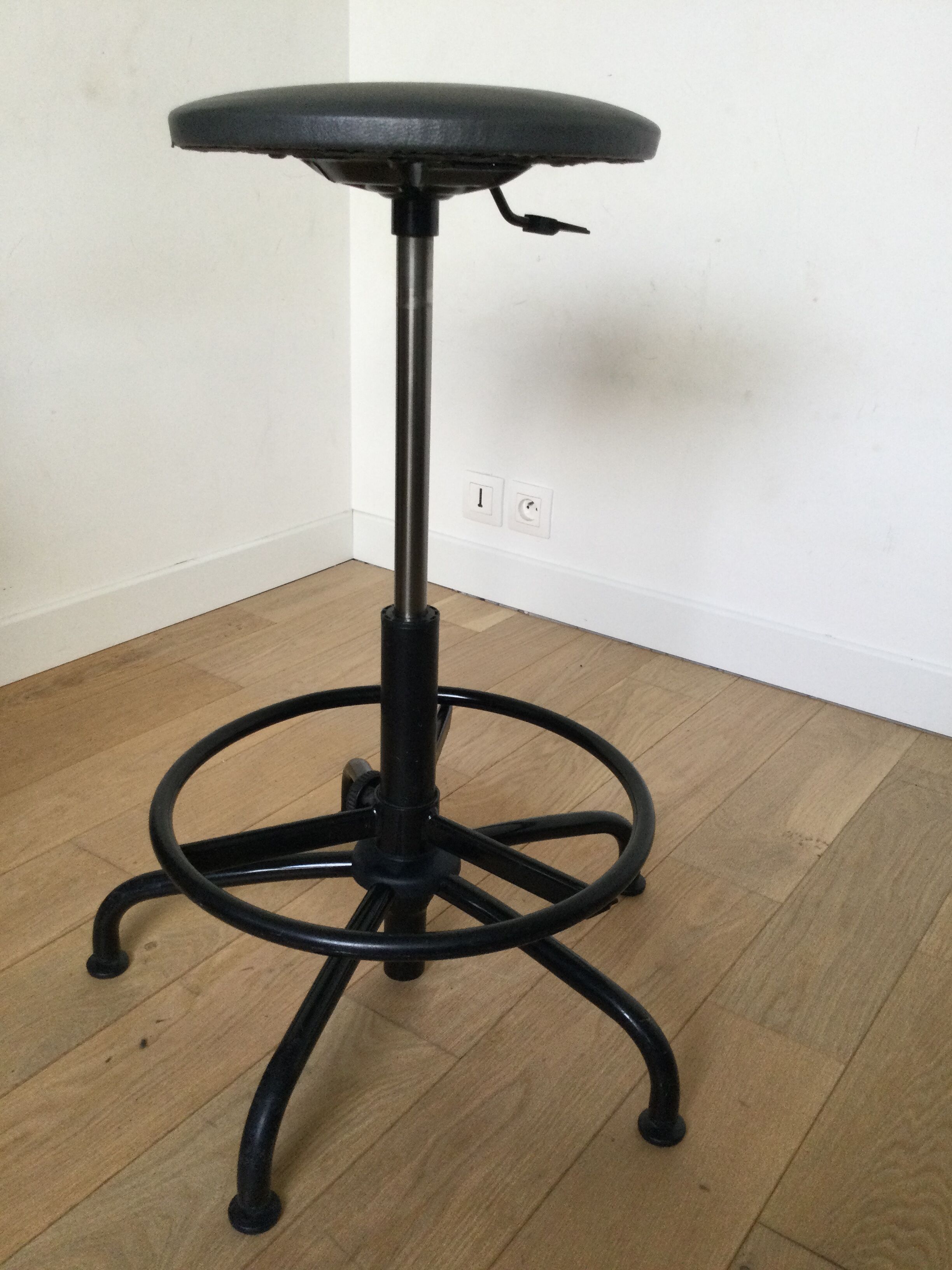 Adjustable and swivelling vintage industrial stool