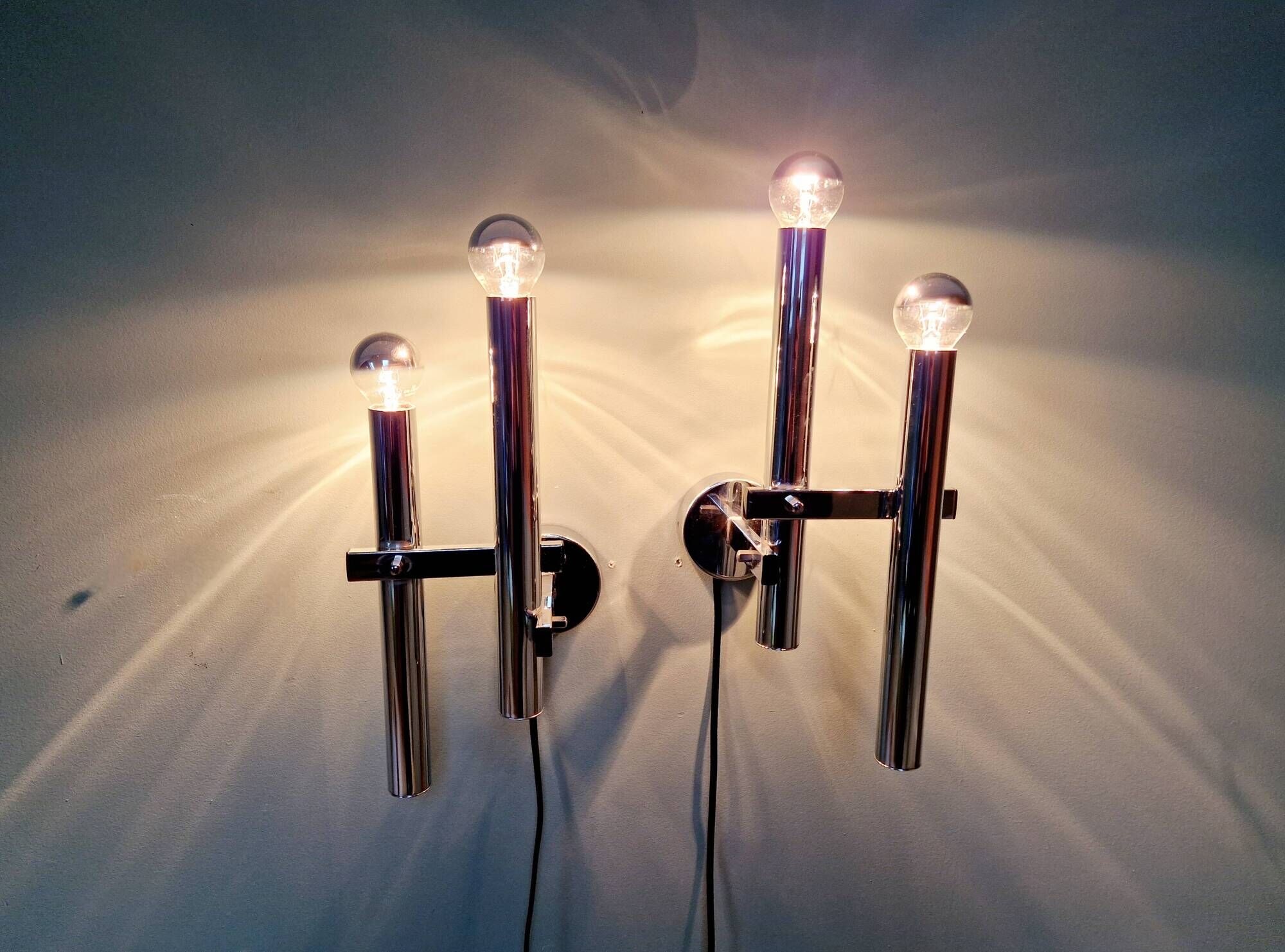 Pair of chromed metal wall lights, design Gaetano Sciolari, 1970s