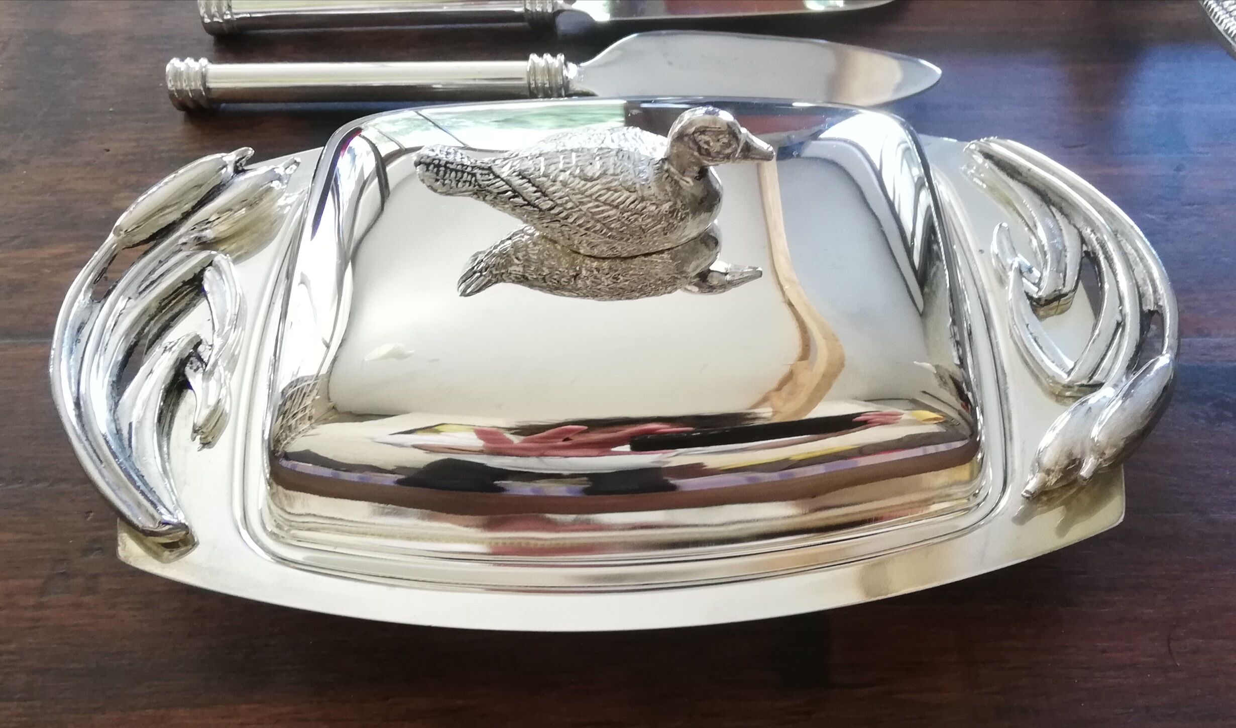 Butter maker together foie gras and cheese and picks up silea crumbs