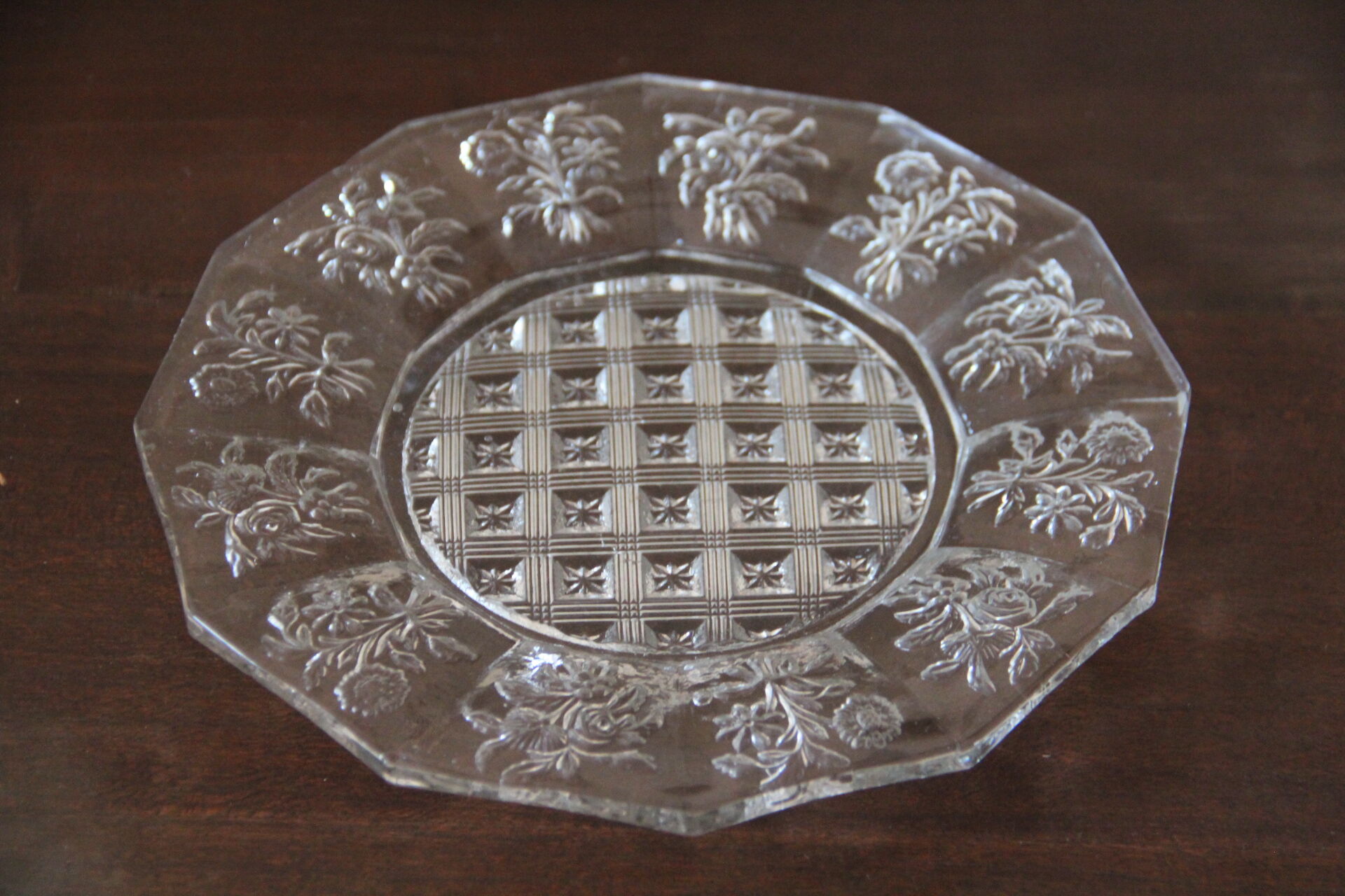 10 dessert plates in molded glass of floral motifs
